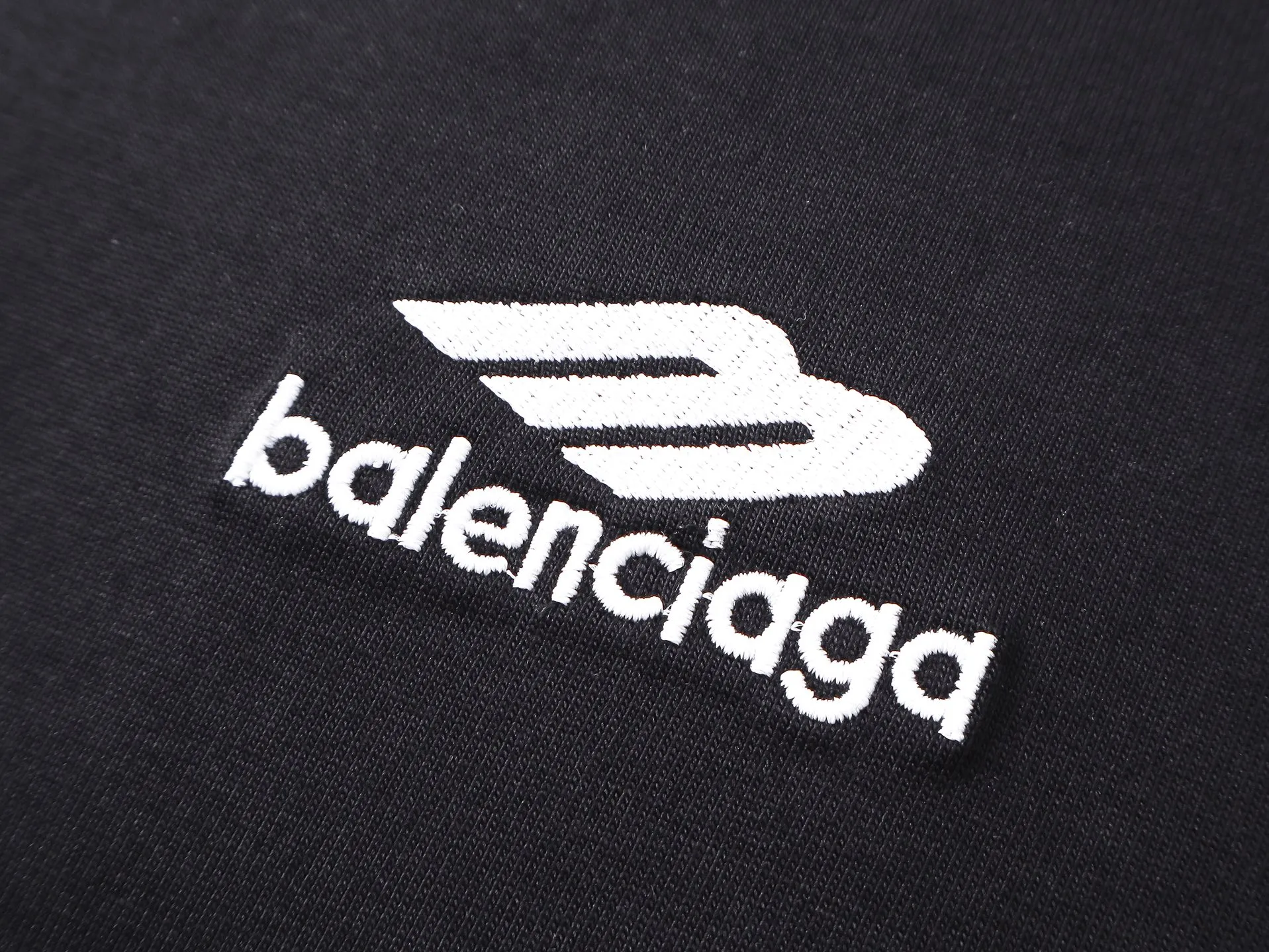 🅿️260 real photos [Top version. Official website quality] BALENCI*GA/Paris #2025 new style. Front left and right sleeves classic letter LOGO embroidered hooded long-sleeved T-shirt, full of design. Welcome to compare. The fabric is made of Paris ZP custom-woven and dyed cotton double yarn, weight 260 grams, clean cloth surface, clear cloth pattern, soft and comfortable. The threads are dyed with no color difference. The classic letter LOGO is embroidered with imported Tajima embroidery machine. The effect is three-dimensional. Restore the brick cabinet, adopt the OS loose shoulder style. Same style for men and women. Code: BL255092 Color: Black Size: XS S M L