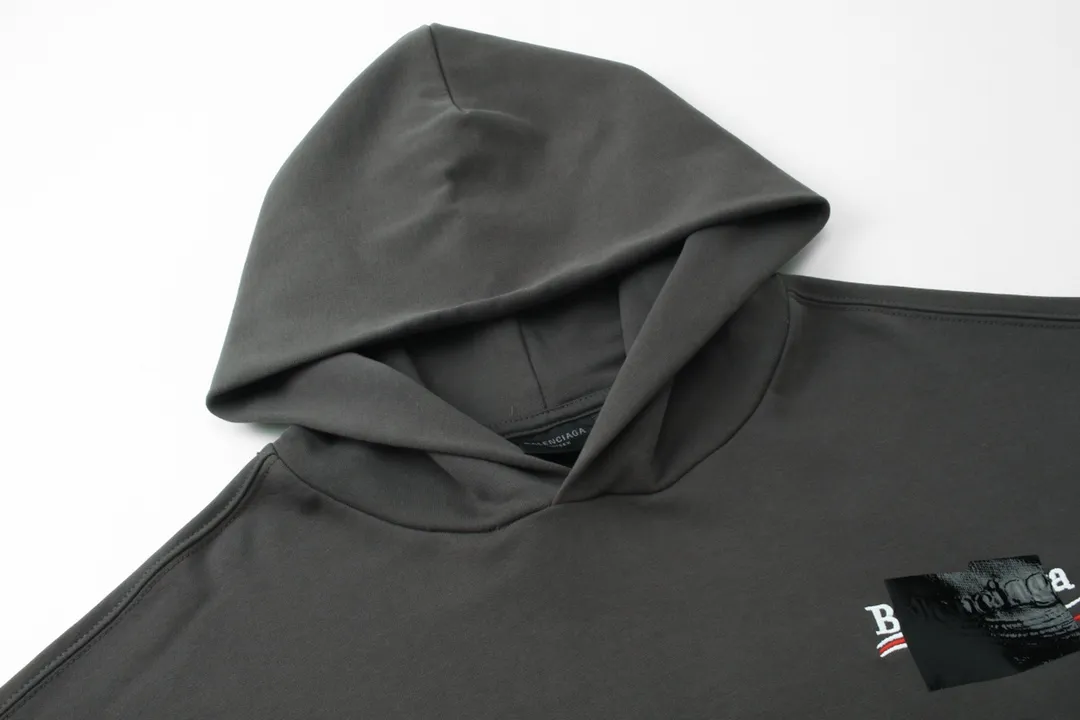 🅿️310 Detailed picture [Top version. Official website quality] BALENCI*GA/Paris#Classic. Coke embroidered black tape hooded sweatshirt. The fabric is made of Paris ZP custom-woven and dyed cotton sweatshirt. The weight is 450 grams. The cloth surface is clean. The cloth pattern is clear, soft and comfortable. The color fastness is good. It is not easy to change color. The threads are dyed with no color difference. The classic pattern embroidery uses an imported embroidery machine, and the embroidery thread color is based on the original color. It is produced based on the pictures in the Jubie market. The letters are clear. The three-dimensional effect is strong. The embroidered flowers are laminated on the finished product. The version adopts OS loose shoulder design. Same style for men and women. Code: BL238058 Color: black, off-white, smoky gray, red, brown Size: XS S M L