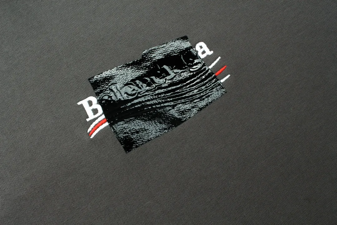 🅿️310 Detailed picture [Top version. Official website quality] BALENCI*GA/Paris#Classic. Coke embroidered black tape hooded sweatshirt. The fabric is made of Paris ZP custom-woven and dyed cotton sweatshirt. The weight is 450 grams. The cloth surface is clean. The cloth pattern is clear, soft and comfortable. The color fastness is good. It is not easy to change color. The threads are dyed with no color difference. The classic pattern embroidery uses an imported embroidery machine, and the embroidery thread color is based on the original color. It is produced based on the pictures in the Jubie market. The letters are clear. The three-dimensional effect is strong. The embroidered flowers are laminated on the finished product. The version adopts OS loose shoulder design. Same style for men and women. Code: BL238058 Color: black, off-white, smoky gray, red, brown Size: XS S M L