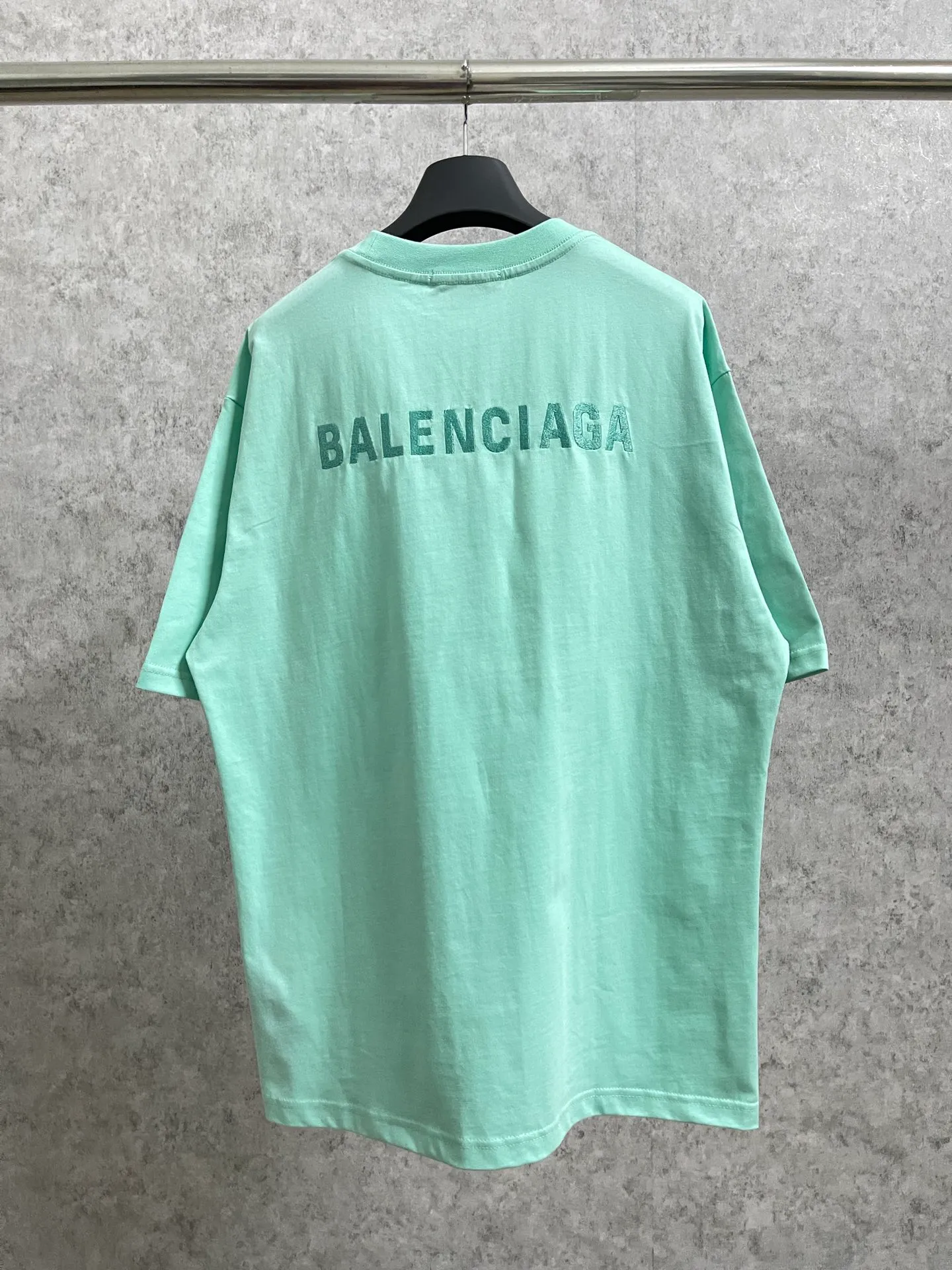 🅿️166 real shots [Top version. Official website quality] BALENCI*GA/Paris#Classic style. Classic letter embroidered short-sleeved T-shirt on the front and back #brick cabinet synchronization.                       The fabric is made of Paris ZP custom-woven and dyed cotton double yarn, weighing 260 grams. The cloth surface is clean. The cloth pattern is clear, soft and comfortable. The threads are dyed with no color difference. The classic letters are embroidered with an imported embroidery machine. The letters are clear and the effect is three-dimensional, restoring the brick cabinet. The version adopts the OS loose shoulder style. The same style for men and women. Coding: BL223023 Color: Earthy brown. Peacock blue. Light green Size: XS to L