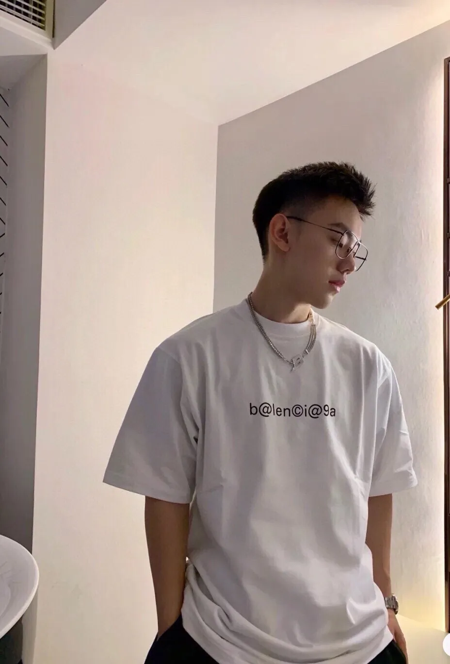 ♻️💯Reference model picture for the upper body❤️The top tested version of Balenciaga mailbox letter logo pure cotton loose cotton short sleeves for men and women couples. A simple basic T. Simple short sleeves that you can fall in love with at first sight. The Blcg mailbox logo on the chest is simple and beautiful. It is operated by an imported elliptical machine, without burrs and neatly aligned! The fabric is made of 260g double-ply double-yarn plain cotton fabric, which is different from the low-end version. The color is also super beautiful. It’s the best price! ! ! ! !  Color: black, white, fog blue, khaki, lake green Size: XS-L P:240