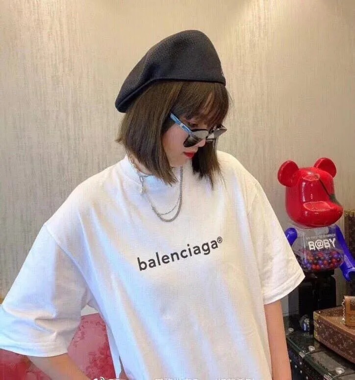 ♻️💯Reference model picture for the upper body❤️The top tested version of Balenciaga mailbox letter logo pure cotton loose cotton short sleeves for men and women couples. A simple basic T. Simple short sleeves that you can fall in love with at first sight. The Blcg mailbox logo on the chest is simple and beautiful. It is operated by an imported elliptical machine, without burrs and neatly aligned! The fabric is made of 260g double-ply double-yarn plain cotton fabric, which is different from the low-end version. The color is also super beautiful. It’s the best price! ! ! ! !  Color: black, white, fog blue, khaki, lake green Size: XS-L P:240