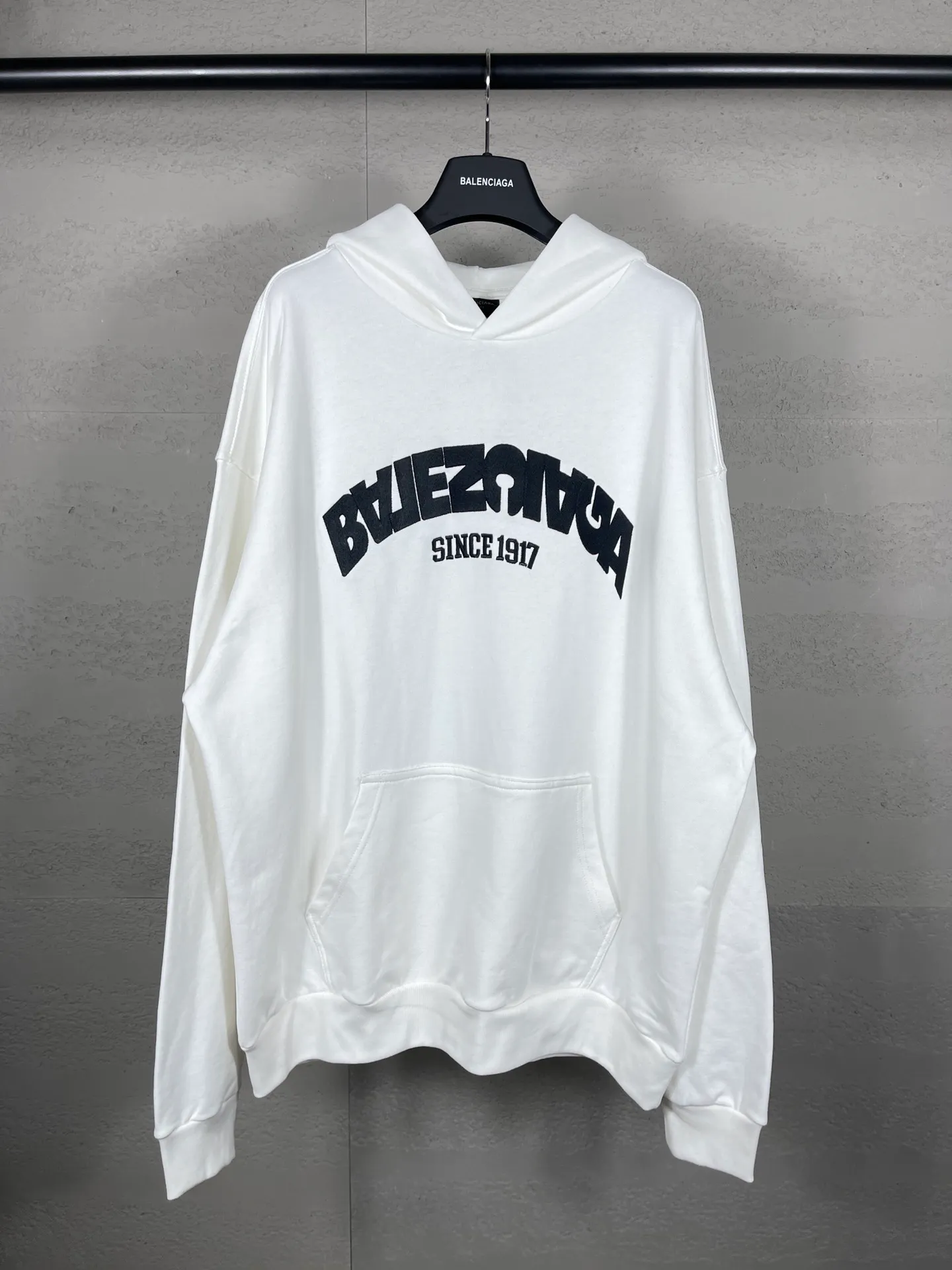 🅿️300 real photos [Top version. Official website quality] BALENCI*GA/Paris BALENCI*GA#2024 latest model, large reverse letter LOGO icon embroidered hooded sweatshirt. Brick cabinet synchronization. Genuine products are developed and developed in the first time. Welcome to compare! The fabric is made of Paris ZP custom-woven and dyed cotton double-yarn large parka. The weight is 450 grams. The cloth surface is clean. The cloth pattern is clear. It is soft and comfortable. It has good color fastness and is not easy to change color. The threads are woven and dyed with no color difference. The embroidery is done using an imported Tajima embroidery machine, with a three-dimensional effect and clear lines. There are no burrs and miscellaneous threads, and the embroidery is of ultra-high craftsmanship. The version adopts OS loose shoulder design. Same style for men and women. Code: BL238023 Color: black, white Size: XS S M L
