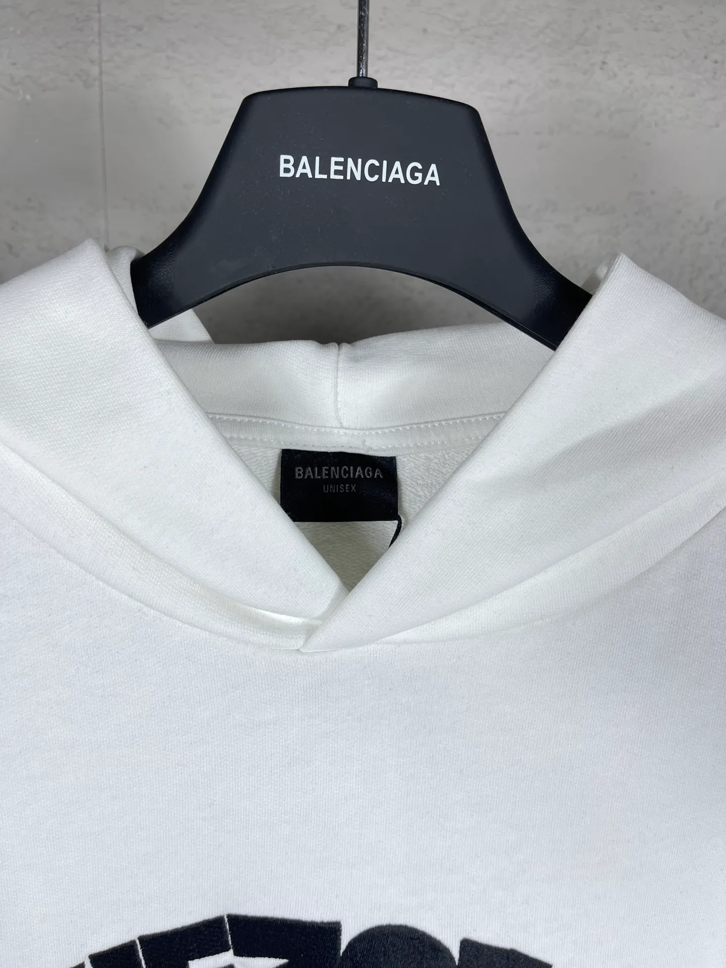 🅿️300 real photos [Top version. Official website quality] BALENCI*GA/Paris BALENCI*GA#2024 latest model, large reverse letter LOGO icon embroidered hooded sweatshirt. Brick cabinet synchronization. Genuine products are developed and developed in the first time. Welcome to compare! The fabric is made of Paris ZP custom-woven and dyed cotton double-yarn large parka. The weight is 450 grams. The cloth surface is clean. The cloth pattern is clear. It is soft and comfortable. It has good color fastness and is not easy to change color. The threads are woven and dyed with no color difference. The embroidery is done using an imported Tajima embroidery machine, with a three-dimensional effect and clear lines. There are no burrs and miscellaneous threads, and the embroidery is of ultra-high craftsmanship. The version adopts OS loose shoulder design. Same style for men and women. Code: BL238023 Color: black, white Size: XS S M L