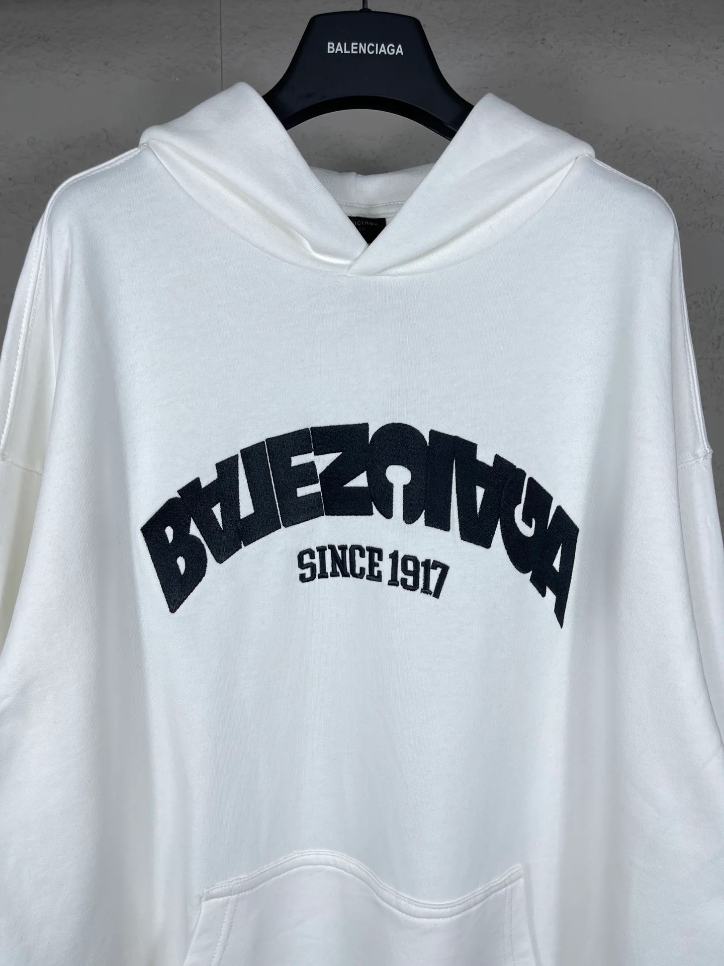 🅿️300 real photos [Top version. Official website quality] BALENCI*GA/Paris BALENCI*GA#2024 latest model, large reverse letter LOGO icon embroidered hooded sweatshirt. Brick cabinet synchronization. Genuine products are developed and developed in the first time. Welcome to compare! The fabric is made of Paris ZP custom-woven and dyed cotton double-yarn large parka. The weight is 450 grams. The cloth surface is clean. The cloth pattern is clear. It is soft and comfortable. It has good color fastness and is not easy to change color. The threads are woven and dyed with no color difference. The embroidery is done using an imported Tajima embroidery machine, with a three-dimensional effect and clear lines. There are no burrs and miscellaneous threads, and the embroidery is of ultra-high craftsmanship. The version adopts OS loose shoulder design. Same style for men and women. Code: BL238023 Color: black, white Size: XS S M L