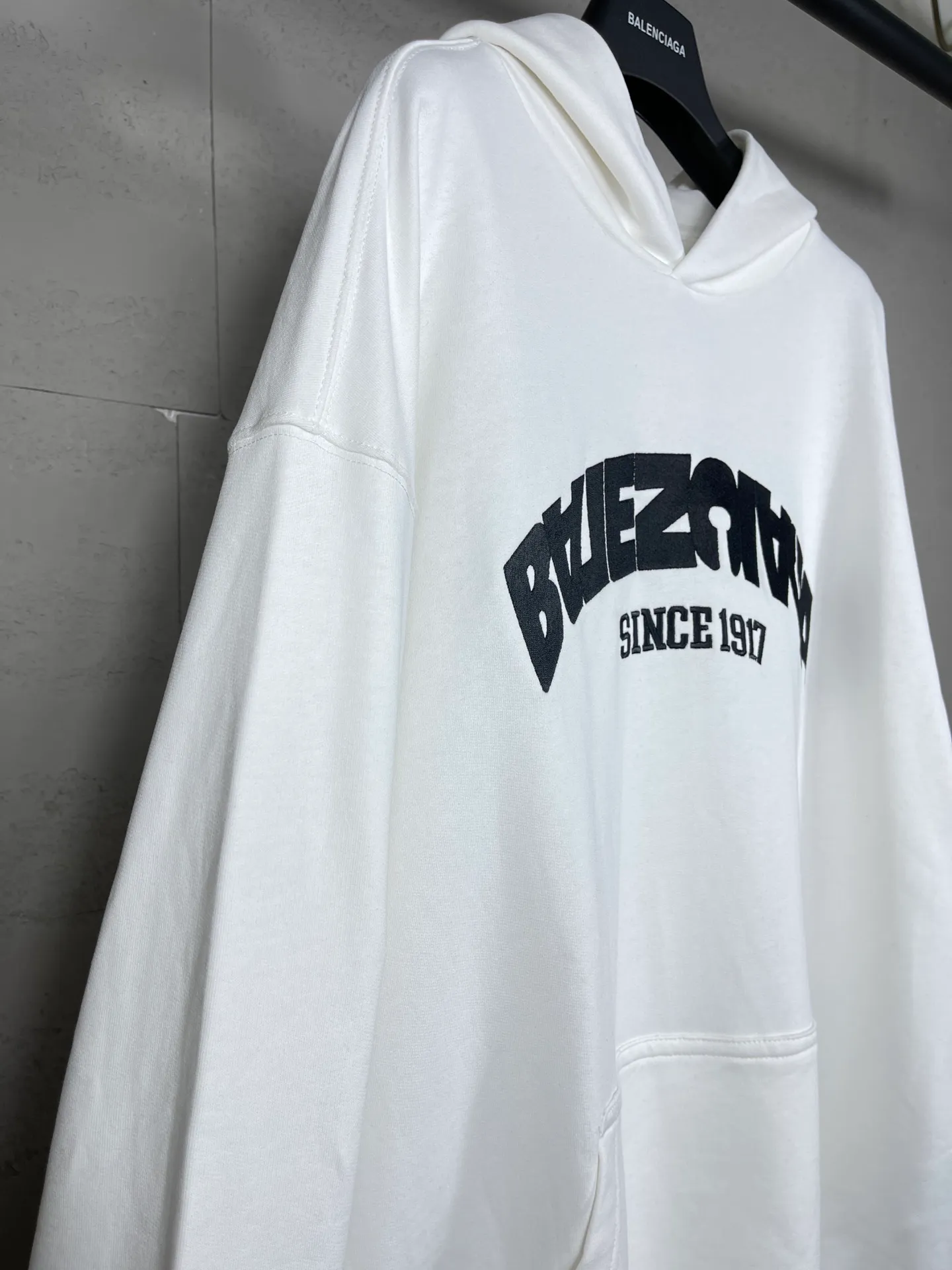 🅿️300 real photos [Top version. Official website quality] BALENCI*GA/Paris BALENCI*GA#2024 latest model, large reverse letter LOGO icon embroidered hooded sweatshirt. Brick cabinet synchronization. Genuine products are developed and developed in the first time. Welcome to compare! The fabric is made of Paris ZP custom-woven and dyed cotton double-yarn large parka. The weight is 450 grams. The cloth surface is clean. The cloth pattern is clear. It is soft and comfortable. It has good color fastness and is not easy to change color. The threads are woven and dyed with no color difference. The embroidery is done using an imported Tajima embroidery machine, with a three-dimensional effect and clear lines. There are no burrs and miscellaneous threads, and the embroidery is of ultra-high craftsmanship. The version adopts OS loose shoulder design. Same style for men and women. Code: BL238023 Color: black, white Size: XS S M L