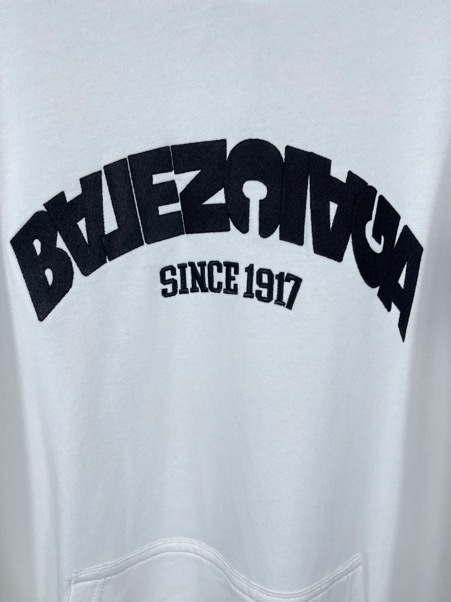 🅿️300 real photos [Top version. Official website quality] BALENCI*GA/Paris BALENCI*GA#2024 latest model, large reverse letter LOGO icon embroidered hooded sweatshirt. Brick cabinet synchronization. Genuine products are developed and developed in the first time. Welcome to compare! The fabric is made of Paris ZP custom-woven and dyed cotton double-yarn large parka. The weight is 450 grams. The cloth surface is clean. The cloth pattern is clear. It is soft and comfortable. It has good color fastness and is not easy to change color. The threads are woven and dyed with no color difference. The embroidery is done using an imported Tajima embroidery machine, with a three-dimensional effect and clear lines. There are no burrs and miscellaneous threads, and the embroidery is of ultra-high craftsmanship. The version adopts OS loose shoulder design. Same style for men and women. Code: BL238023 Color: black, white Size: XS S M L