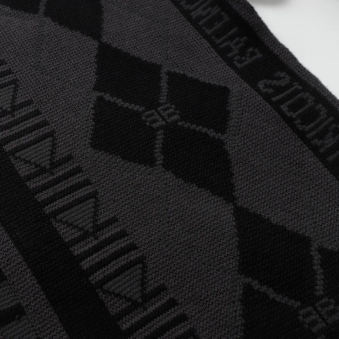 🅿️470 (1:1 original order quality) Balenciaga/Balenciaga geometric pattern sweater Process description: Made of 40 counts of double-strand combed siro spinning, the panels are dyed red light black, blue light black, gray black, green black. Imported 12-knitting machine is used to make multi-color jacquard technology on the board. The ready-made garments are washed and then manually cut into pieces. They can be matched with the same style to create a fashionable look and suit various occasions. Customized accessories, complete with three labels, same style for men and women! Color: Black Size: S M L XL