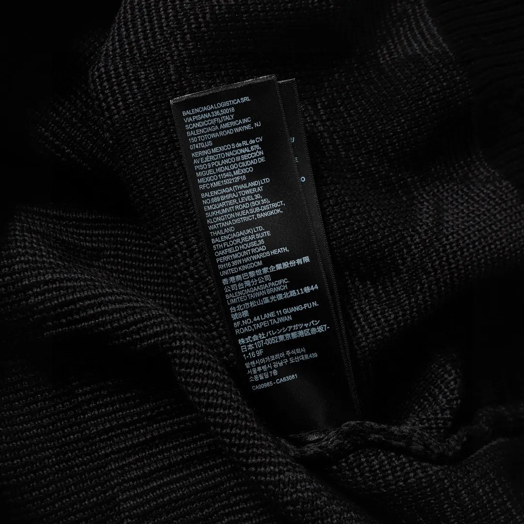 🅿️470 (1:1 original order quality) Balenciaga/Balenciaga geometric pattern sweater Process description: Made of 40 counts of double-strand combed siro spinning, the panels are dyed red light black, blue light black, gray black, green black. Imported 12-knitting machine is used to make multi-color jacquard technology on the board. The ready-made garments are washed and then manually cut into pieces. They can be matched with the same style to create a fashionable look and suit various occasions. Customized accessories, complete with three labels, same style for men and women! Color: Black Size: S M L XL