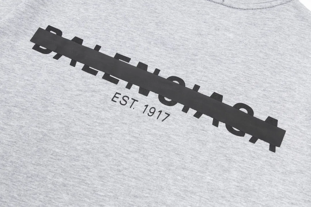 🅿️170 Detailed picture [Top version. Official website quality] BALENCI*GA/Paris. Seal letter LOGO printed short-sleeved T-shirt. Brick cabinet synchronization. The fabric is made of Paris ZP custom-woven and dyed cotton double yarn compact cotton. The weight is 260 grams, the cloth surface is clean. The cloth pattern is clear, soft and comfortable. The threads are dyed with no color difference. The classic pattern is printed with environmentally friendly imported materials and precision printing screens, with clear letters and three-dimensional effect. Different market currency, welcome to compare, the version adopts OS loose shoulder version. Same style for men and women Coding: BL223032 Color: black, white, floral gray, khaki, blue Size: XS to L