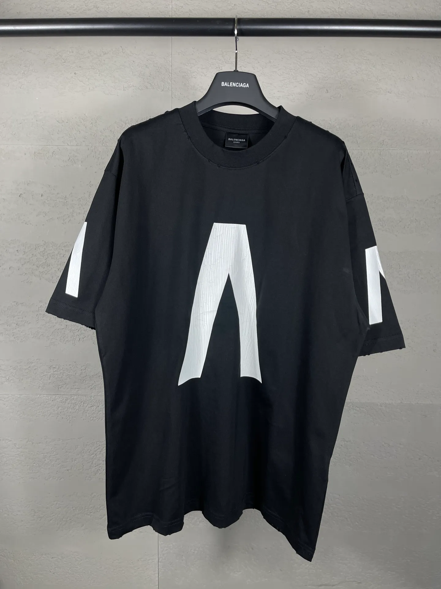 🅿️200 real photos [Top version. Official website quality] BALENCI*GA/Paris. 2024 latest global limited edition. BALENCIAGA joins forces with Archive to create a short-sleeved T-shirt. Crack printed washed distressed T-shirt. Overweight craftsmanship, brick cabinet synchronization. ⚠️Distinguish the market currency, genuine research and development, worn. The hand painting is consistent with ZP, and the printing uses imported cracked environmentally friendly glue. The garments are washed, worn and worn. The whole piece is designed with heavy craftsmanship. Comparisons welcome. The version adopts OS loose shoulder design. Same style for men and women. Code: BL223308 Color: black. Off-white Size: XS to L