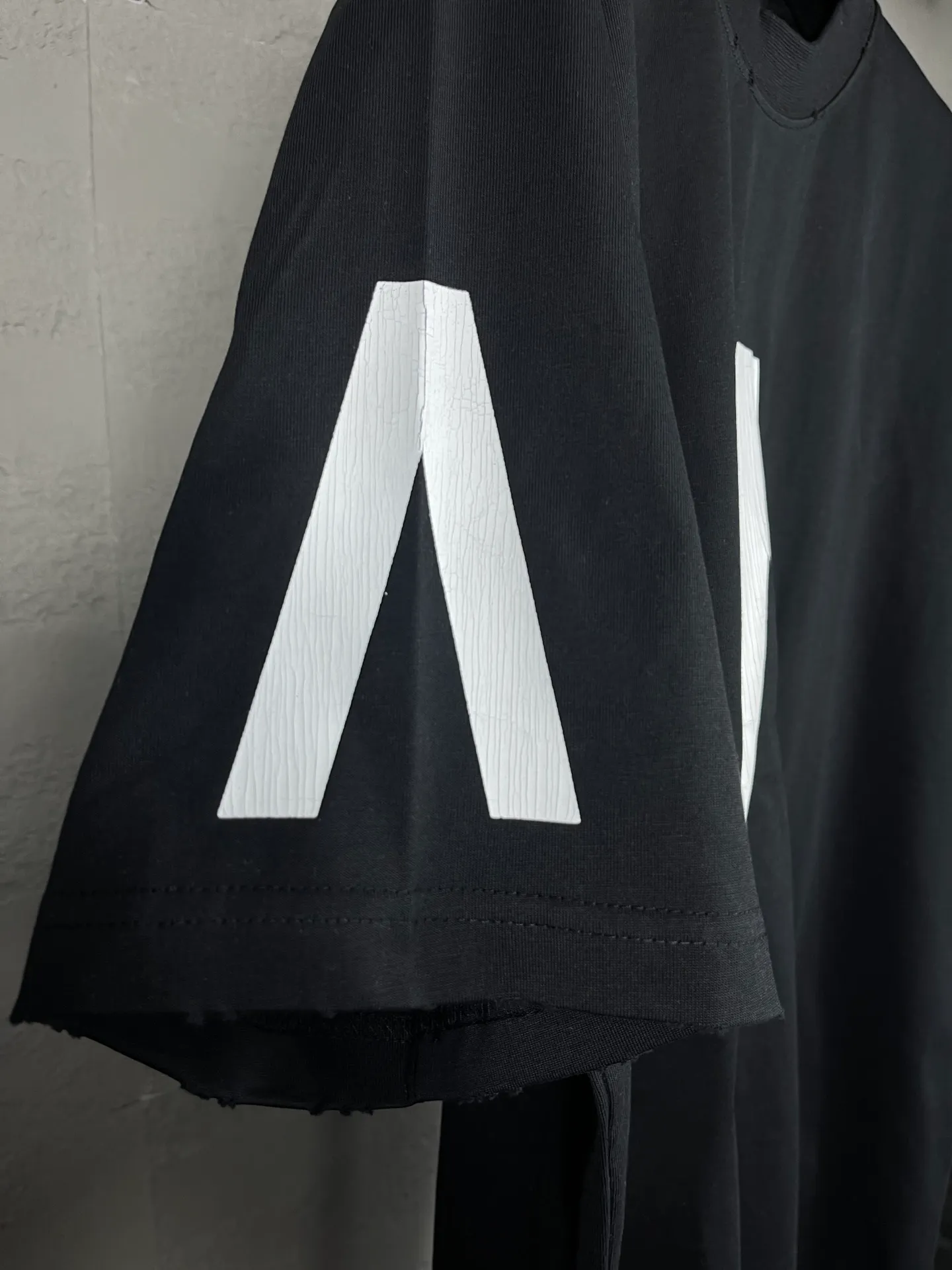 🅿️200 real photos [Top version. Official website quality] BALENCI*GA/Paris. 2024 latest global limited edition. BALENCIAGA joins forces with Archive to create a short-sleeved T-shirt. Crack printed washed distressed T-shirt. Overweight craftsmanship, brick cabinet synchronization. ⚠️Distinguish the market currency, genuine research and development, worn. The hand painting is consistent with ZP, and the printing uses imported cracked environmentally friendly glue. The garments are washed, worn and worn. The whole piece is designed with heavy craftsmanship. Comparisons welcome. The version adopts OS loose shoulder design. Same style for men and women. Code: BL223308 Color: black. Off-white Size: XS to L