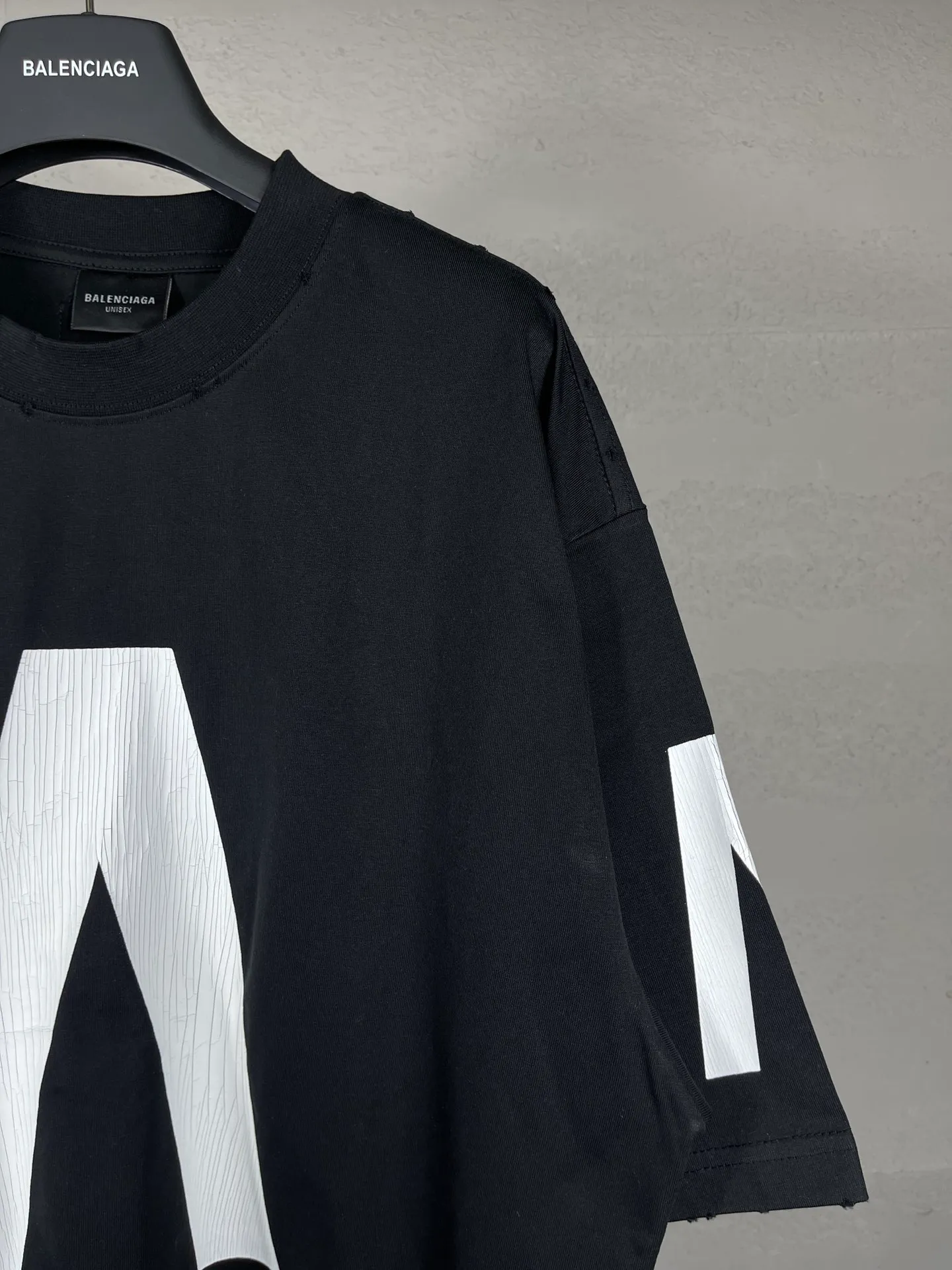 🅿️200 real photos [Top version. Official website quality] BALENCI*GA/Paris. 2024 latest global limited edition. BALENCIAGA joins forces with Archive to create a short-sleeved T-shirt. Crack printed washed distressed T-shirt. Overweight craftsmanship, brick cabinet synchronization. ⚠️Distinguish the market currency, genuine research and development, worn. The hand painting is consistent with ZP, and the printing uses imported cracked environmentally friendly glue. The garments are washed, worn and worn. The whole piece is designed with heavy craftsmanship. Comparisons welcome. The version adopts OS loose shoulder design. Same style for men and women. Code: BL223308 Color: black. Off-white Size: XS to L