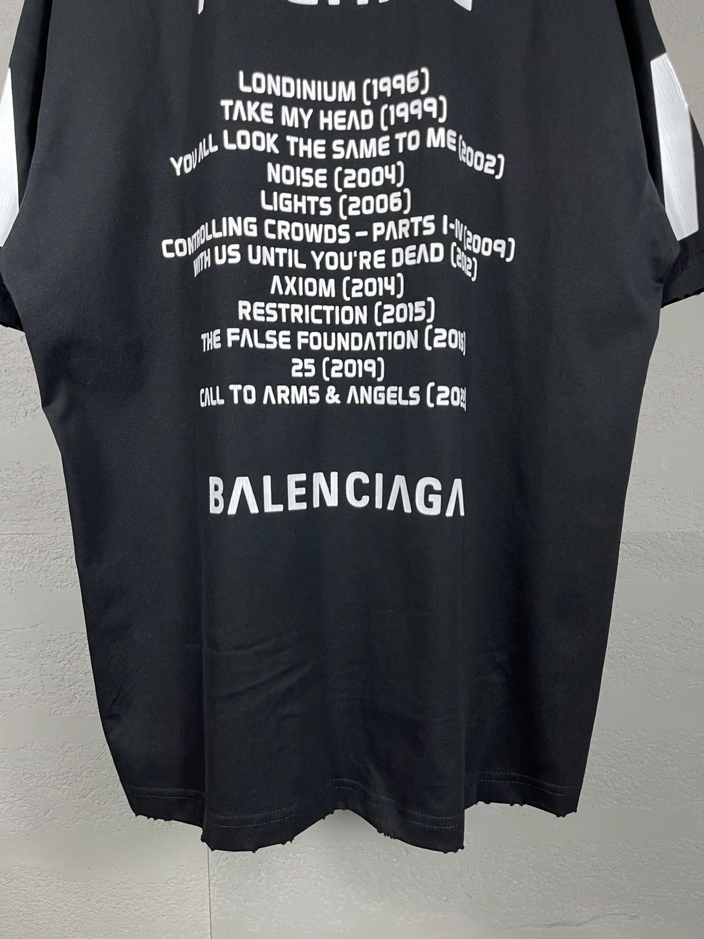 🅿️200 real photos [Top version. Official website quality] BALENCI*GA/Paris. 2024 latest global limited edition. BALENCIAGA joins forces with Archive to create a short-sleeved T-shirt. Crack printed washed distressed T-shirt. Overweight craftsmanship, brick cabinet synchronization. ⚠️Distinguish the market currency, genuine research and development, worn. The hand painting is consistent with ZP, and the printing uses imported cracked environmentally friendly glue. The garments are washed, worn and worn. The whole piece is designed with heavy craftsmanship. Comparisons welcome. The version adopts OS loose shoulder design. Same style for men and women. Code: BL223308 Color: black. Off-white Size: XS to L