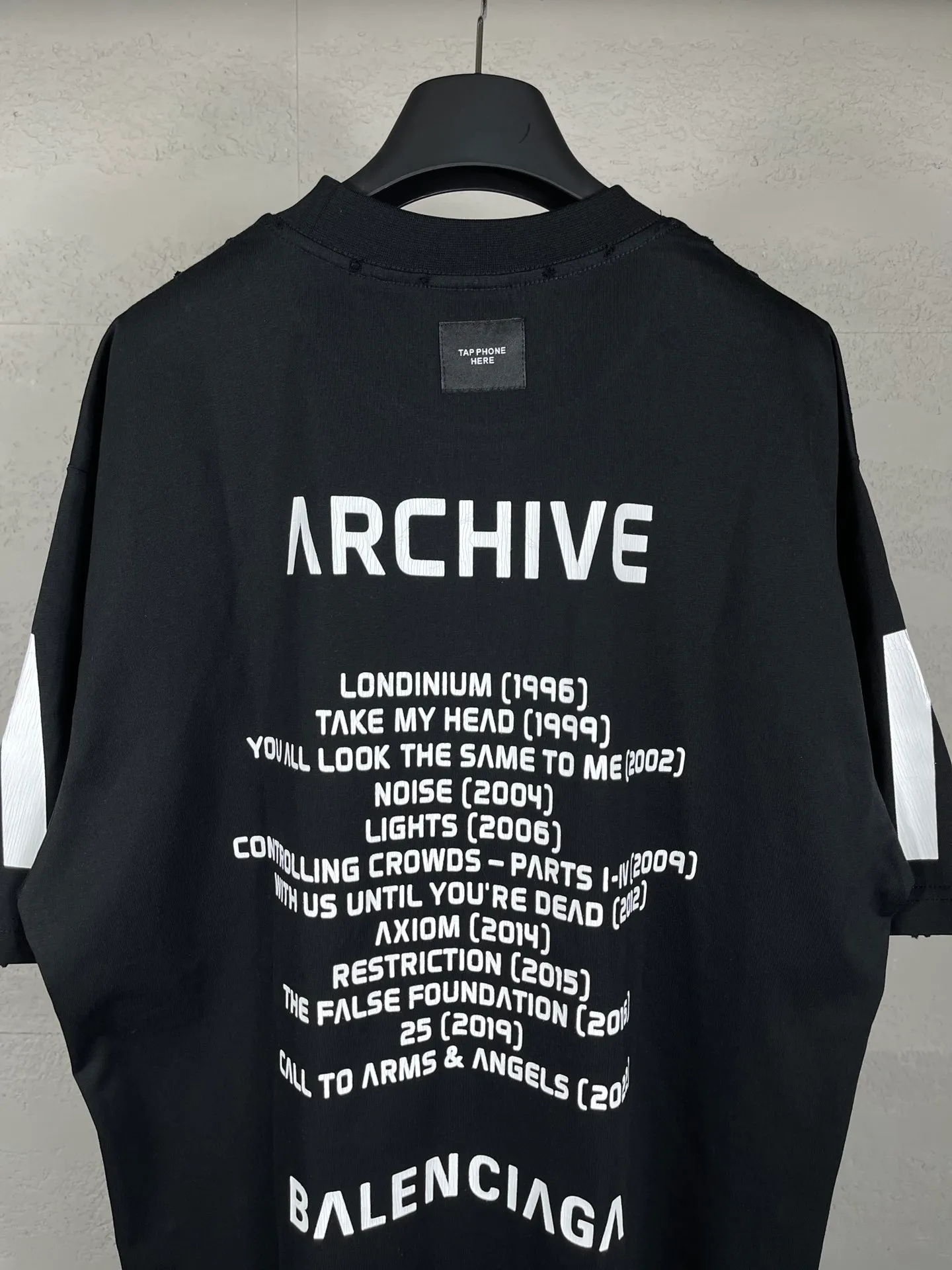 🅿️200 real photos [Top version. Official website quality] BALENCI*GA/Paris. 2024 latest global limited edition. BALENCIAGA joins forces with Archive to create a short-sleeved T-shirt. Crack printed washed distressed T-shirt. Overweight craftsmanship, brick cabinet synchronization. ⚠️Distinguish the market currency, genuine research and development, worn. The hand painting is consistent with ZP, and the printing uses imported cracked environmentally friendly glue. The garments are washed, worn and worn. The whole piece is designed with heavy craftsmanship. Comparisons welcome. The version adopts OS loose shoulder design. Same style for men and women. Code: BL223308 Color: black. Off-white Size: XS to L