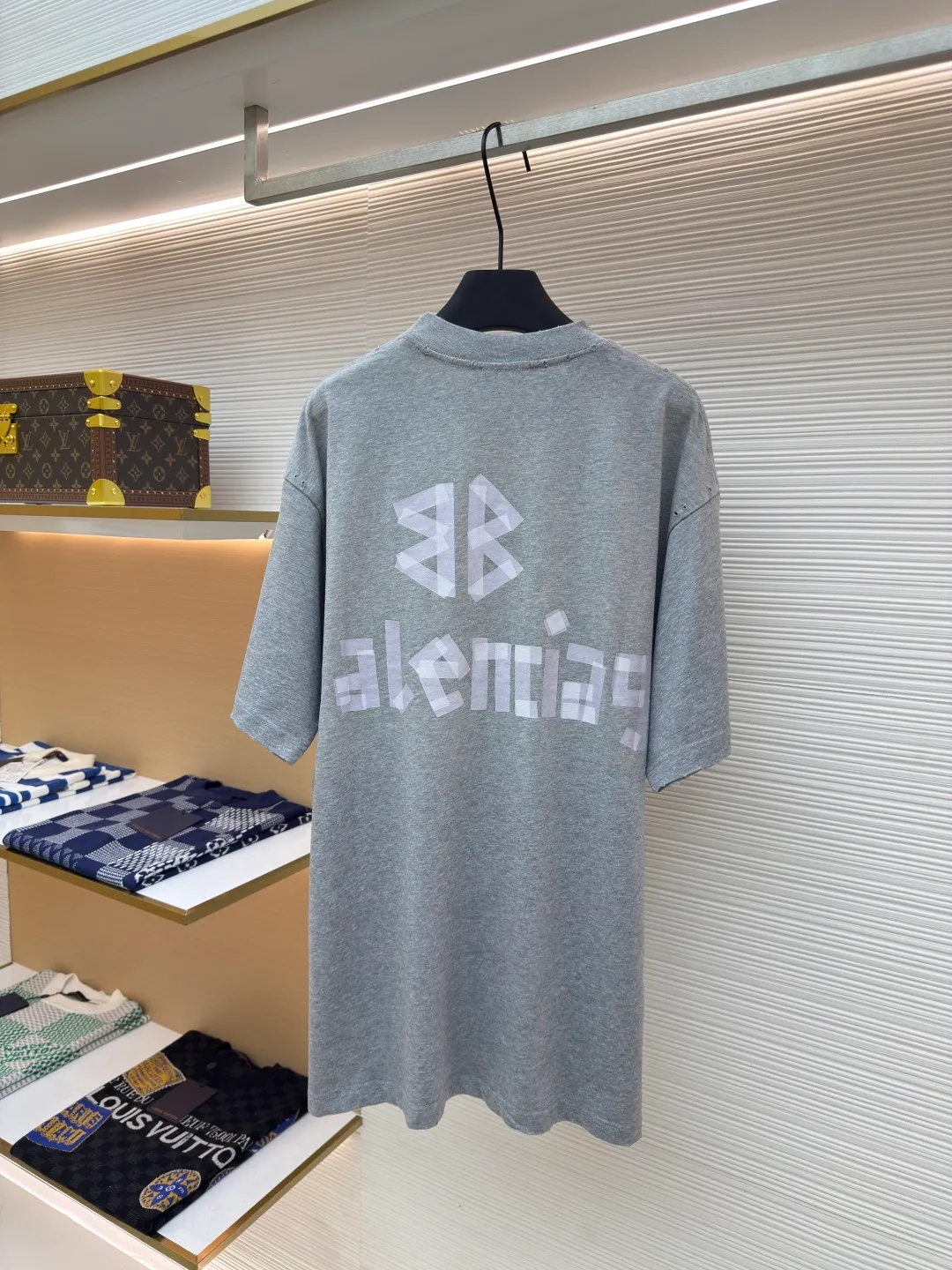 Balenciaga Masking Tape Short Sleeves ●Authentic product: Purchased and developed by 7520 ●Item No.: 1680278-A35 ●Fabric: Ribbed process ●Technology: Washed and brushed ●Version: Fitted version ●Weight: about 370 grams ●Size: 1-2-3-4 ●Description: The sleeves and hem are worn with a frayed effect. The inner lining is clean. No ends. No excess edges. The shoulders are frayed and the stitching is straight. Three-needle and five-thread craftsmanship. The shoulders are lined with taping. The fabric is made of distressed washed and brushed technology. The collar is designed with frayed holes. The ribbed fabric is custom-woven and dyed. The color is consistent and there is no color difference. Masking tape letters are used on the chest. The overall process of heavy craftsmanship. The washed fabric is comfortable and soft. The effect is worn and washed. The letters on the back are manually counter-positioned and shaped with a hot plate for glue printing. The overall wiring is straight and delicate, the fabric is comfortable and soft, and the color is consistent without color difference. It can be matched with the same style to create a fashionable look and control various occasions. Customized accessories, complete with three standards, same style for men and women!