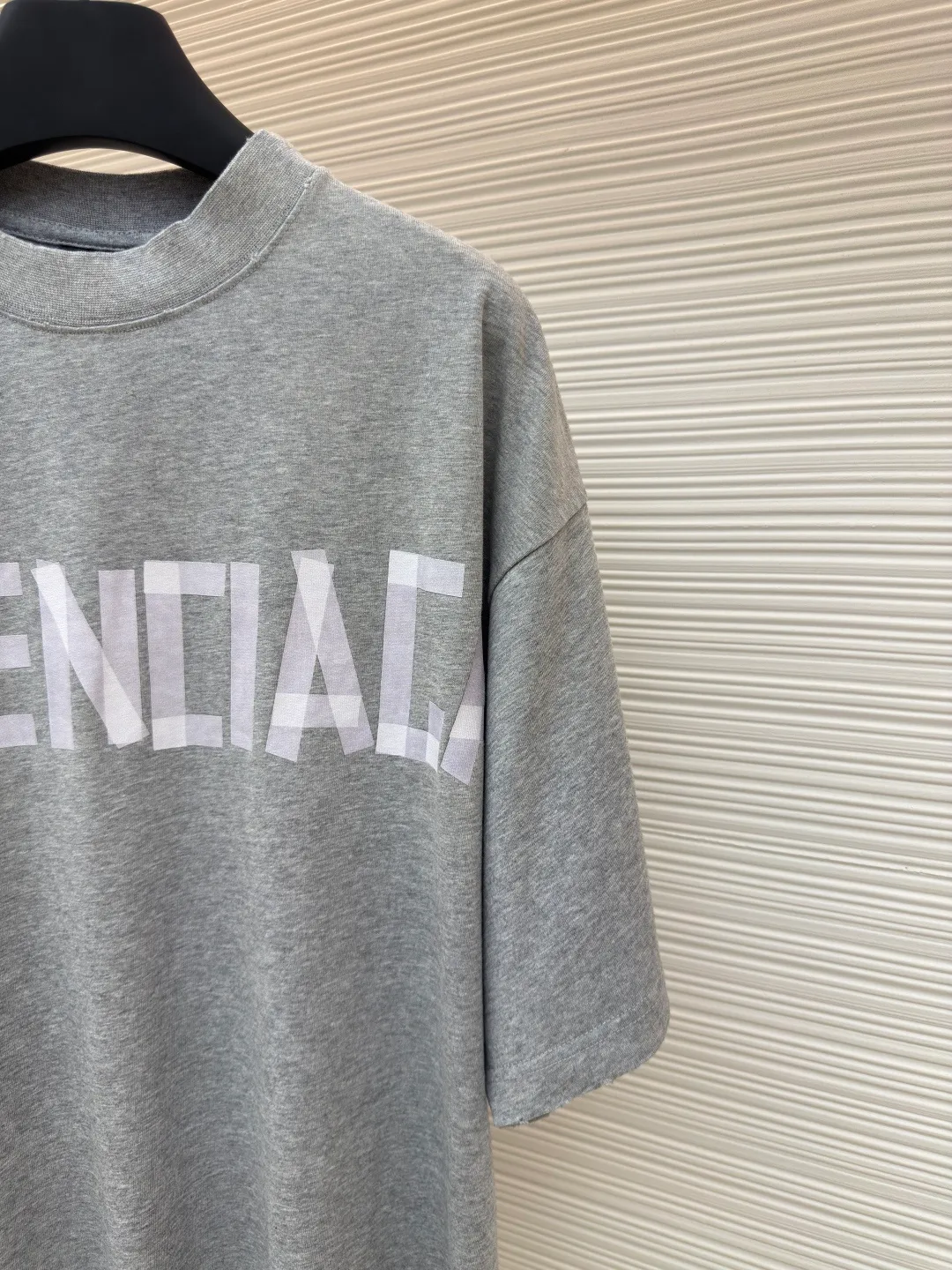 Balenciaga Masking Tape Short Sleeves ●Authentic product: Purchased and developed by 7520 ●Item No.: 1680278-A35 ●Fabric: Ribbed process ●Technology: Washed and brushed ●Version: Fitted version ●Weight: about 370 grams ●Size: 1-2-3-4 ●Description: The sleeves and hem are worn with a frayed effect. The inner lining is clean. No ends. No excess edges. The shoulders are frayed and the stitching is straight. Three-needle and five-thread craftsmanship. The shoulders are lined with taping. The fabric is made of distressed washed and brushed technology. The collar is designed with frayed holes. The ribbed fabric is custom-woven and dyed. The color is consistent and there is no color difference. Masking tape letters are used on the chest. The overall process of heavy craftsmanship. The washed fabric is comfortable and soft. The effect is worn and washed. The letters on the back are manually counter-positioned and shaped with a hot plate for glue printing. The overall wiring is straight and delicate, the fabric is comfortable and soft, and the color is consistent without color difference. It can be matched with the same style to create a fashionable look and control various occasions. Customized accessories, complete with three standards, same style for men and women!