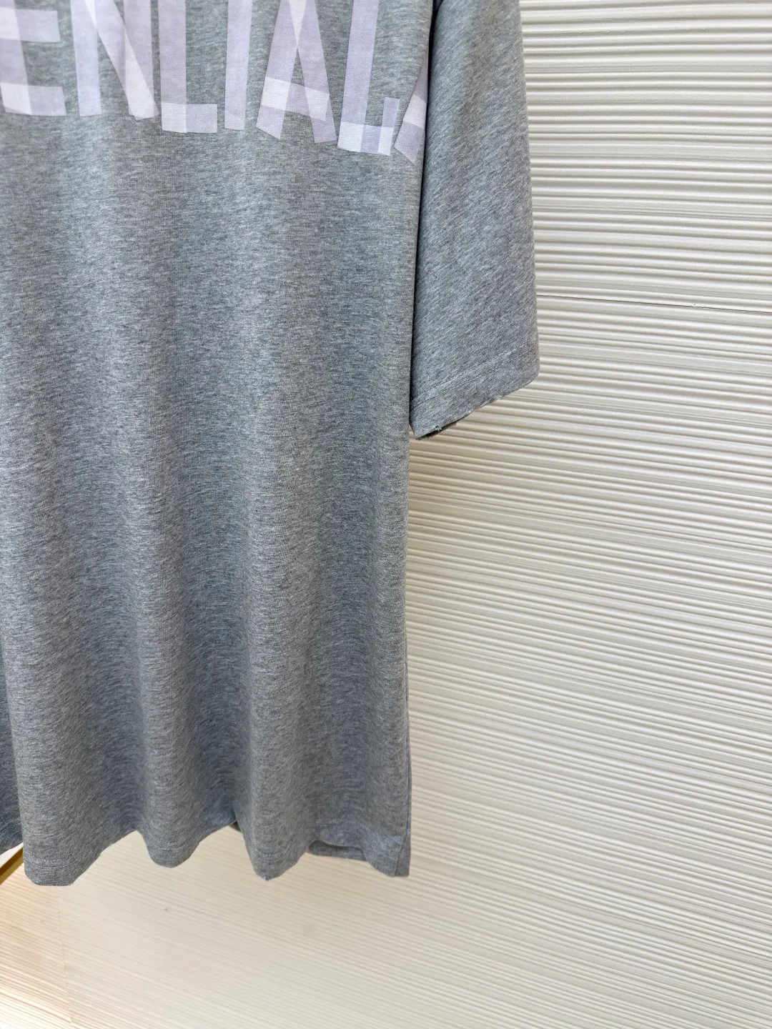Balenciaga Masking Tape Short Sleeves ●Authentic product: Purchased and developed by 7520 ●Item No.: 1680278-A35 ●Fabric: Ribbed process ●Technology: Washed and brushed ●Version: Fitted version ●Weight: about 370 grams ●Size: 1-2-3-4 ●Description: The sleeves and hem are worn with a frayed effect. The inner lining is clean. No ends. No excess edges. The shoulders are frayed and the stitching is straight. Three-needle and five-thread craftsmanship. The shoulders are lined with taping. The fabric is made of distressed washed and brushed technology. The collar is designed with frayed holes. The ribbed fabric is custom-woven and dyed. The color is consistent and there is no color difference. Masking tape letters are used on the chest. The overall process of heavy craftsmanship. The washed fabric is comfortable and soft. The effect is worn and washed. The letters on the back are manually counter-positioned and shaped with a hot plate for glue printing. The overall wiring is straight and delicate, the fabric is comfortable and soft, and the color is consistent without color difference. It can be matched with the same style to create a fashionable look and control various occasions. Customized accessories, complete with three standards, same style for men and women!