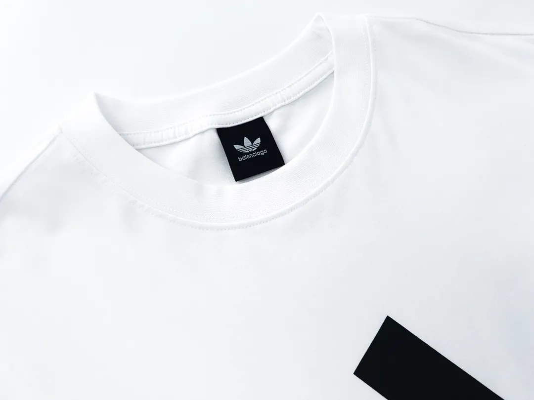 🅿️174 Detailed picture [Top version. Official website quality] BALENCI*GA/Paris co-branded Adidas front classic LOGO combination printed short-sleeved T-shirt# The fabric is made of Paris ZP custom-woven and dyed cotton double yarn. Weighing 260 grams, the cloth surface is clean. The cloth pattern is clear, soft and comfortable. The color fastness is good. It is not easy to change color. The threads are dyed with no color difference. The classic letter LOGO printing uses imported glue. The effect is three-dimensional and has no burrs. It is produced according to the pictures in the Jubie market. Welcome to compare. Restored brick cabinets. The version adopts OS loose shoulder version. Same style for men and women. Code: BL223076 Color: black. white. red. blue. sapphire blue Size: XS to L