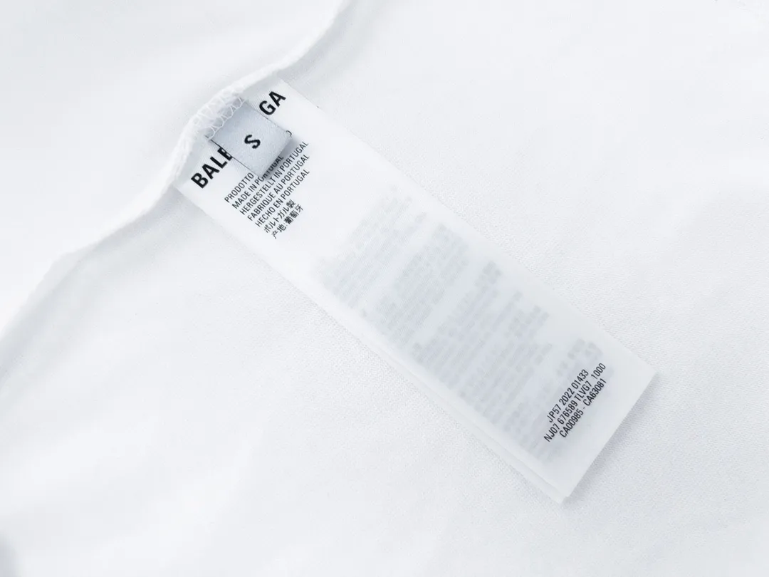 🅿️174 Detailed picture [Top version. Official website quality] BALENCI*GA/Paris co-branded Adidas front classic LOGO combination printed short-sleeved T-shirt# The fabric is made of Paris ZP custom-woven and dyed cotton double yarn. Weighing 260 grams, the cloth surface is clean. The cloth pattern is clear, soft and comfortable. The color fastness is good. It is not easy to change color. The threads are dyed with no color difference. The classic letter LOGO printing uses imported glue. The effect is three-dimensional and has no burrs. It is produced according to the pictures in the Jubie market. Welcome to compare. Restored brick cabinets. The version adopts OS loose shoulder version. Same style for men and women. Code: BL223076 Color: black. white. red. blue. sapphire blue Size: XS to L