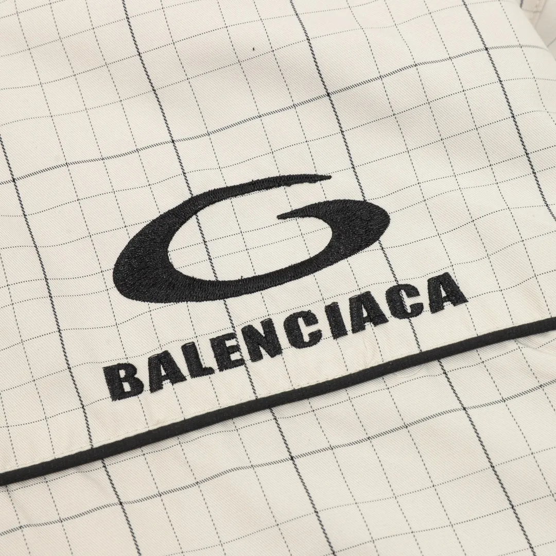 🅿️620 Balenciaga/Balenciaga Embroidered Stand Collar Half-Zip Plaid Jacket Embroidery: Straight lines, round curves; Neat stitches, no jagged edges; Embroidered surface is flat, silk strands are not skewed; Needle spacing is consistent, no bottom exposed, no overlap; Embroidered surface is smooth, without ink marks and other stains. Advanced imported embroidery machines are used to ensure the quality of each customer's logo embroidery. Fabric: Made of 26-count combed cotton + 10-count 100% cotton, with a weight of 140G. The fabric uses high-quality domestic Xinjiang cotton yarn. Xinjiang cotton is recognized as a superior material among domestic cotton. The fabric is woven using the internationally recognized Fukuhara knitting machine. The fabric has clear texture, good resilience, strong wrinkle resistance, good abrasion resistance and breathability. It is close to the skin, not easy to loosen and has a long-lasting wide effect. The fabric has good gloss, strength and wear resistance, small shrinkage and a good skeleton feel. The pure cotton cloth is produced by air flow liquid cylinder. The environmentally friendly dyeing meets the national first-class product requirements. It is not easy to fade and is not prone to creases and claw marks. It can be worn all year round: the sewing machine needle uses No. 9 round-head needles, which will not puncture or break the fibers of the fabric, and the thread density is 3CM/14 needles, which is tight, not loose, and not sparse; the sewing thread uses imported oil-proof treated thread, and there will be no oil stains; the car is an imported car with a silver sword and a knife, which does not eat or leave any cloth. It has a full sense of high brand quality! size：XS-L