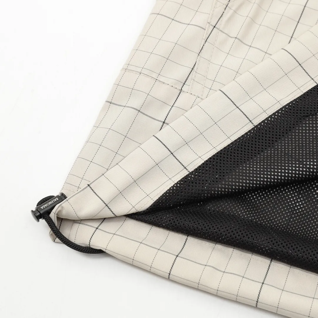 🅿️620 Balenciaga/Balenciaga Embroidered Stand Collar Half-Zip Plaid Jacket Embroidery: Straight lines, round curves; Neat stitches, no jagged edges; Embroidered surface is flat, silk strands are not skewed; Needle spacing is consistent, no bottom exposed, no overlap; Embroidered surface is smooth, without ink marks and other stains. Advanced imported embroidery machines are used to ensure the quality of each customer's logo embroidery. Fabric: Made of 26-count combed cotton + 10-count 100% cotton, with a weight of 140G. The fabric uses high-quality domestic Xinjiang cotton yarn. Xinjiang cotton is recognized as a superior material among domestic cotton. The fabric is woven using the internationally recognized Fukuhara knitting machine. The fabric has clear texture, good resilience, strong wrinkle resistance, good abrasion resistance and breathability. It is close to the skin, not easy to loosen and has a long-lasting wide effect. The fabric has good gloss, strength and wear resistance, small shrinkage and a good skeleton feel. The pure cotton cloth is produced by air flow liquid cylinder. The environmentally friendly dyeing meets the national first-class product requirements. It is not easy to fade and is not prone to creases and claw marks. It can be worn all year round: the sewing machine needle uses No. 9 round-head needles, which will not puncture or break the fibers of the fabric, and the thread density is 3CM/14 needles, which is tight, not loose, and not sparse; the sewing thread uses imported oil-proof treated thread, and there will be no oil stains; the car is an imported car with a silver sword and a knife, which does not eat or leave any cloth. It has a full sense of high brand quality! size：XS-L