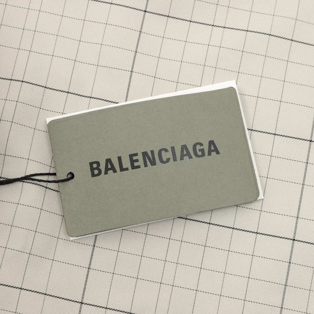 🅿️620 Balenciaga/Balenciaga Embroidered Stand Collar Half-Zip Plaid Jacket Embroidery: Straight lines, round curves; Neat stitches, no jagged edges; Embroidered surface is flat, silk strands are not skewed; Needle spacing is consistent, no bottom exposed, no overlap; Embroidered surface is smooth, without ink marks and other stains. Advanced imported embroidery machines are used to ensure the quality of each customer's logo embroidery. Fabric: Made of 26-count combed cotton + 10-count 100% cotton, with a weight of 140G. The fabric uses high-quality domestic Xinjiang cotton yarn. Xinjiang cotton is recognized as a superior material among domestic cotton. The fabric is woven using the internationally recognized Fukuhara knitting machine. The fabric has clear texture, good resilience, strong wrinkle resistance, good abrasion resistance and breathability. It is close to the skin, not easy to loosen and has a long-lasting wide effect. The fabric has good gloss, strength and wear resistance, small shrinkage and a good skeleton feel. The pure cotton cloth is produced by air flow liquid cylinder. The environmentally friendly dyeing meets the national first-class product requirements. It is not easy to fade and is not prone to creases and claw marks. It can be worn all year round: the sewing machine needle uses No. 9 round-head needles, which will not puncture or break the fibers of the fabric, and the thread density is 3CM/14 needles, which is tight, not loose, and not sparse; the sewing thread uses imported oil-proof treated thread, and there will be no oil stains; the car is an imported car with a silver sword and a knife, which does not eat or leave any cloth. It has a full sense of high brand quality! size：XS-L
