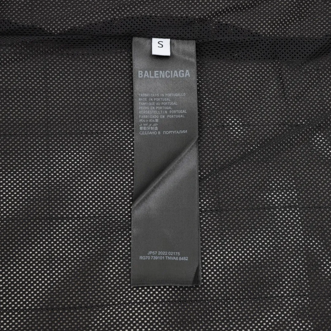 🅿️620 Balenciaga/Balenciaga Embroidered Stand Collar Half-Zip Plaid Jacket Embroidery: Straight lines, round curves; Neat stitches, no jagged edges; Embroidered surface is flat, silk strands are not skewed; Needle spacing is consistent, no bottom exposed, no overlap; Embroidered surface is smooth, without ink marks and other stains. Advanced imported embroidery machines are used to ensure the quality of each customer's logo embroidery. Fabric: Made of 26-count combed cotton + 10-count 100% cotton, with a weight of 140G. The fabric uses high-quality domestic Xinjiang cotton yarn. Xinjiang cotton is recognized as a superior material among domestic cotton. The fabric is woven using the internationally recognized Fukuhara knitting machine. The fabric has clear texture, good resilience, strong wrinkle resistance, good abrasion resistance and breathability. It is close to the skin, not easy to loosen and has a long-lasting wide effect. The fabric has good gloss, strength and wear resistance, small shrinkage and a good skeleton feel. The pure cotton cloth is produced by air flow liquid cylinder. The environmentally friendly dyeing meets the national first-class product requirements. It is not easy to fade and is not prone to creases and claw marks. It can be worn all year round: the sewing machine needle uses No. 9 round-head needles, which will not puncture or break the fibers of the fabric, and the thread density is 3CM/14 needles, which is tight, not loose, and not sparse; the sewing thread uses imported oil-proof treated thread, and there will be no oil stains; the car is an imported car with a silver sword and a knife, which does not eat or leave any cloth. It has a full sense of high brand quality! size：XS-L