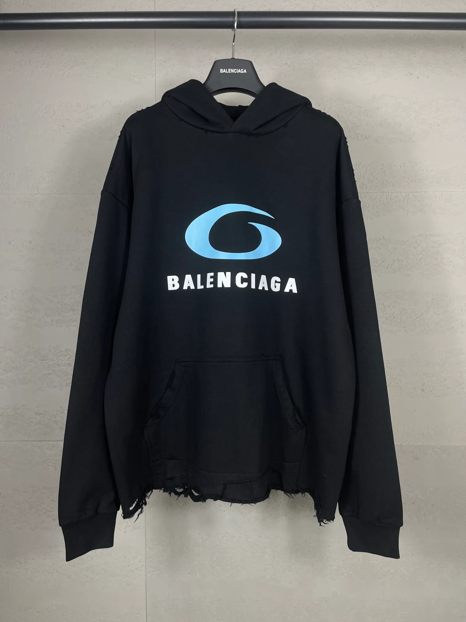 🅿️340 real photos [Top version. Official website quality] BALENCI*GA/Paris. SS24 latest model, LOOP SPORTS ICON printed washed hem and distressed hooded sweatshirt. Brick cabinet synchronization. Genuine product developed at the first time, happy to print and compare! The fabric is made of Paris ZP custom-woven and dyed cotton sweatshirt. Weighing 460 grams, the cloth surface is clean. The cloth pattern is clear, soft and comfortable. The threads are dyed with no color difference. The printing uses environmentally friendly imported materials. The letters are clear and the effect is three-dimensional. The garments are washed and worn to make them look old. Extra heavy craftsmanship. The version adopts OS loose shoulder design. Same style for men and women. Code: BL238950 Color: Black Size: XS S M L