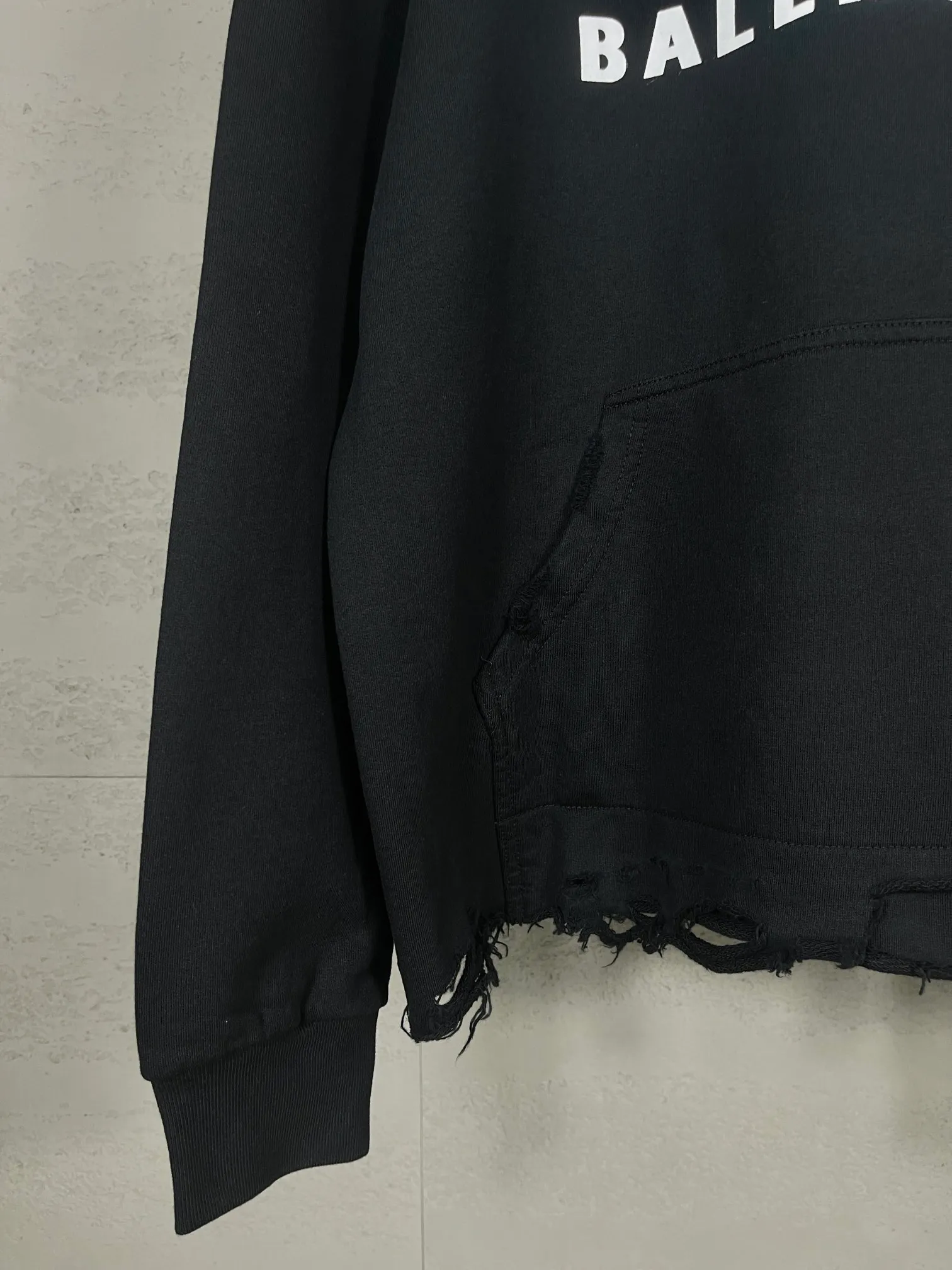 🅿️340 real photos [Top version. Official website quality] BALENCI*GA/Paris. SS24 latest model, LOOP SPORTS ICON printed washed hem and distressed hooded sweatshirt. Brick cabinet synchronization. Genuine product developed at the first time, happy to print and compare! The fabric is made of Paris ZP custom-woven and dyed cotton sweatshirt. Weighing 460 grams, the cloth surface is clean. The cloth pattern is clear, soft and comfortable. The threads are dyed with no color difference. The printing uses environmentally friendly imported materials. The letters are clear and the effect is three-dimensional. The garments are washed and worn to make them look old. Extra heavy craftsmanship. The version adopts OS loose shoulder design. Same style for men and women. Code: BL238950 Color: Black Size: XS S M L