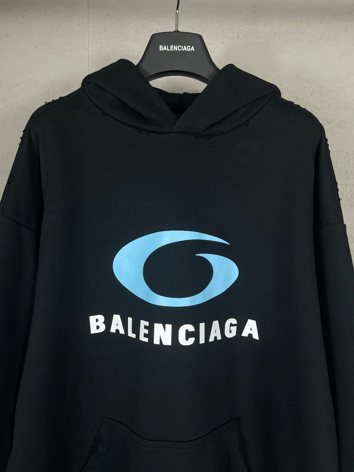 🅿️340 real photos [Top version. Official website quality] BALENCI*GA/Paris. SS24 latest model, LOOP SPORTS ICON printed washed hem and distressed hooded sweatshirt. Brick cabinet synchronization. Genuine product developed at the first time, happy to print and compare! The fabric is made of Paris ZP custom-woven and dyed cotton sweatshirt. Weighing 460 grams, the cloth surface is clean. The cloth pattern is clear, soft and comfortable. The threads are dyed with no color difference. The printing uses environmentally friendly imported materials. The letters are clear and the effect is three-dimensional. The garments are washed and worn to make them look old. Extra heavy craftsmanship. The version adopts OS loose shoulder design. Same style for men and women. Code: BL238950 Color: Black Size: XS S M L