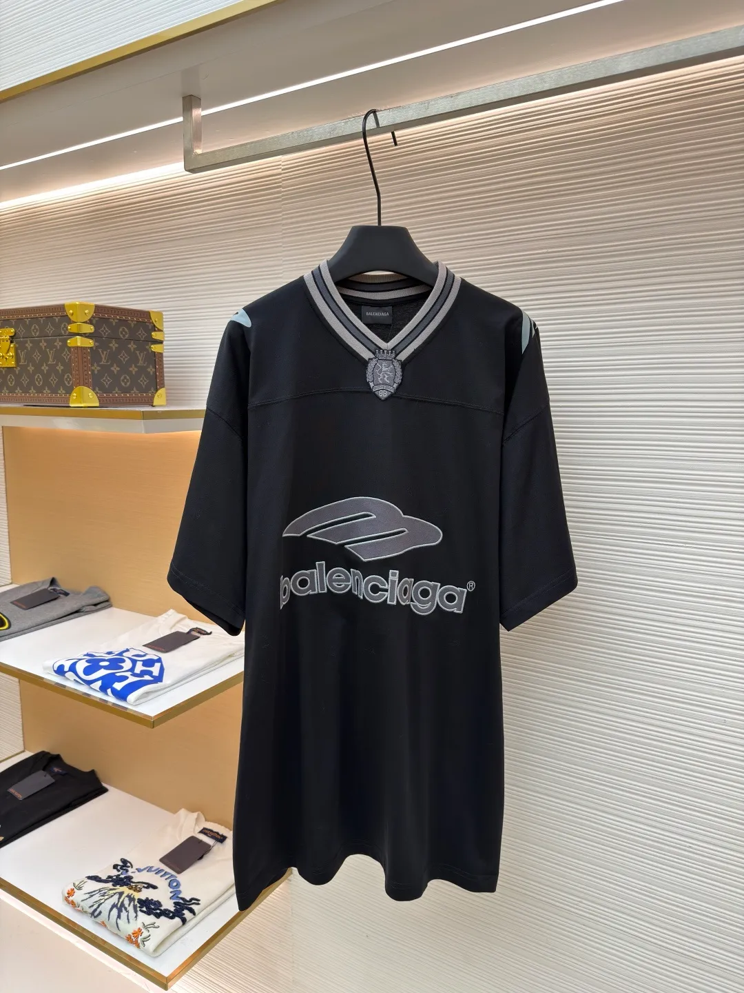 Balenciaga Team Series V-neck Short Sleeve ●Original version: Purchased and developed by 6898 ●Item No.: 1682042-A50 ●Fabric: Jersey compact cotton fabric ●Technology: Glue printing ●Color: Black ●Version: Loose version ●Weight: about 310 grams ●Size: Compact spinning technology is applied in the spinning process, which significantly reduces yarn hairiness and makes the yarn smoother and stronger. This gives the fabric an unusually dense structure, a smooth and smooth surface, and excellent pilling resistance, while retaining the softness and breathability of pure cotton. The weight of 185g is light to middleweight, ensuring that the clothing is light, drapeable and can move freely. It is very suitable for creating a long-sleeved shirt that combines sportiness with daily comfort. The V-neck part is made of two different colors of high-elastic rib fabrics. The process step is to first weave ribbed belts of two colors separately, and then through precise cutting and splicing, form a V-shaped neckline with sharp color contrast. It breaks the monotony of the solid color body, uses strong color contrast to create a young and energetic visual focus, and optimizes the neck line. The pattern is pre-cut and formed into patches on fabrics of different materials or colors, and then covered on the body. Finally, high-density embroidery thread is used to fix the edges and outline the internal details. Its function is to create patterns with bright colors, strong texture contrast, three-dimensionality and durability. The edges of the pattern are strong and not easy to wear. A special elastic paste is screen-printed on the sleeves to create brightly colored patterns with a slightly coated feel. The elastic paste ensures that the printed area can stretch with the fabric without cracking. It forms a texture contrast between one flat and one convex with the three-dimensional sense of appliqué, which increases the interest and complexity of the design. The overall wiring is straight and delicate, the fabric is comfortable and soft, and the color is consistent without color difference. It can be matched with the same style to create a fashionable look and control various occasions. Customized accessories, complete with three standards, same style for men and women!