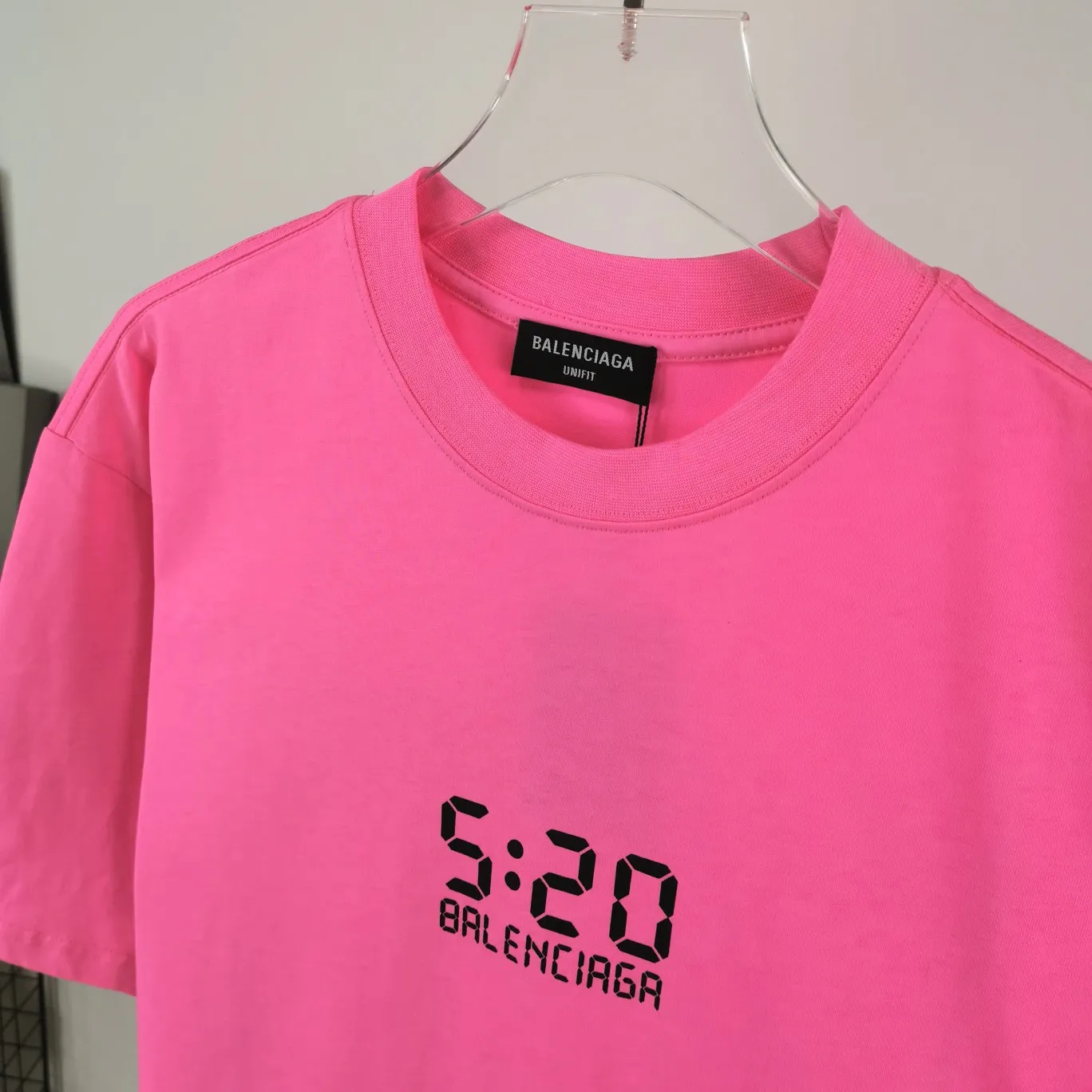 [New arrival] The top tried version BALENCIAGA 520 limited capsule series I love you Jay Chou's same style 5:20 male and female couples are the same fashion brand pure cotton loose breathable short sleeves. The 520 font on the chest particularly highlights the theme of this short sleeve. Obvious, naked expression. 26S280g pure cotton fabric Color: washed black white Size: XS-L P:240