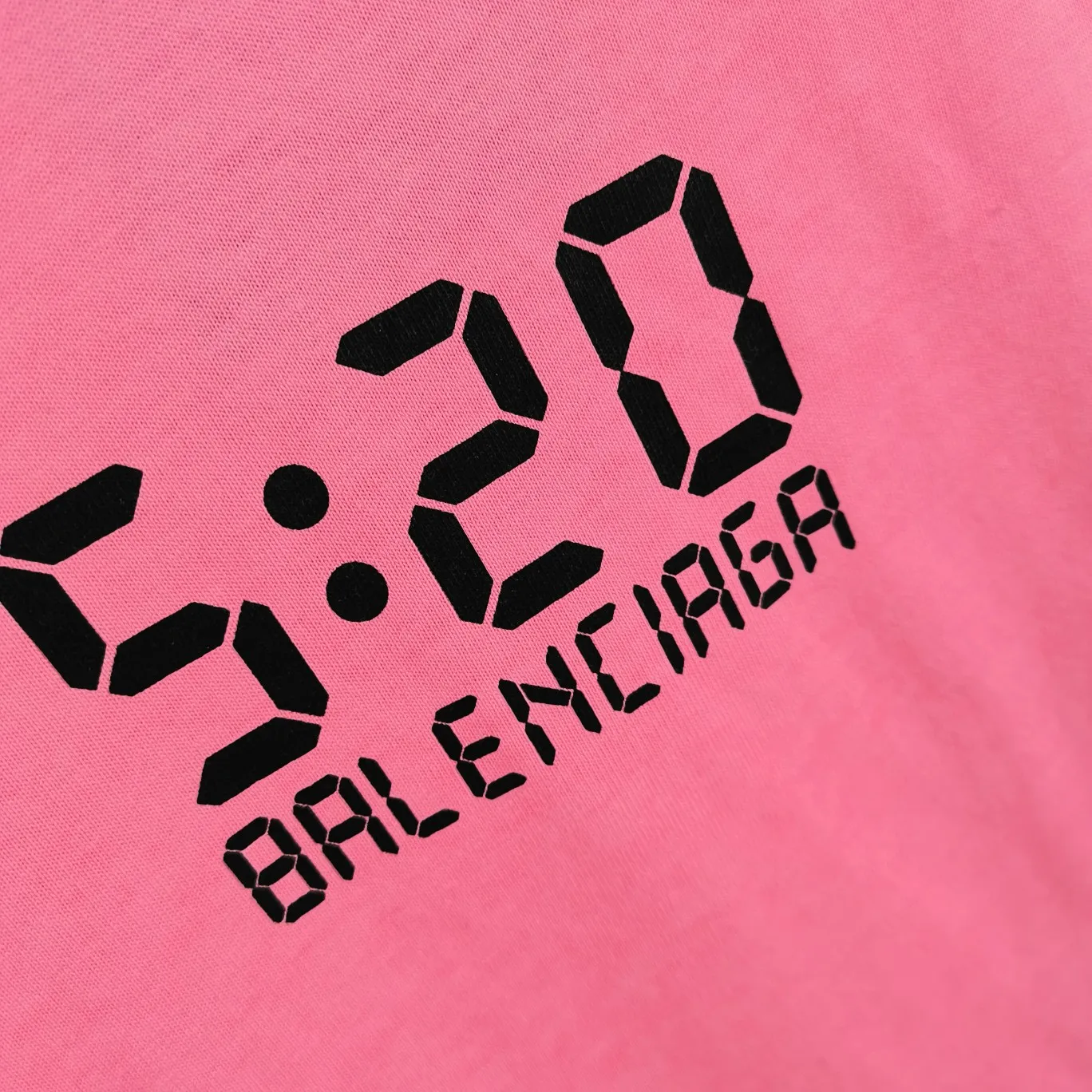[New arrival] The top tried version BALENCIAGA 520 limited capsule series I love you Jay Chou's same style 5:20 male and female couples are the same fashion brand pure cotton loose breathable short sleeves. The 520 font on the chest particularly highlights the theme of this short sleeve. Obvious, naked expression. 26S280g pure cotton fabric Color: washed black white Size: XS-L P:240