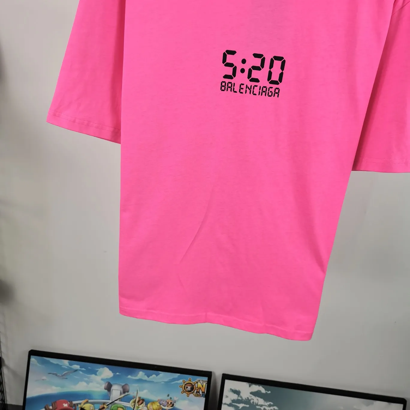 [New arrival] The top tried version BALENCIAGA 520 limited capsule series I love you Jay Chou's same style 5:20 male and female couples are the same fashion brand pure cotton loose breathable short sleeves. The 520 font on the chest particularly highlights the theme of this short sleeve. Obvious, naked expression. 26S280g pure cotton fabric Color: washed black white Size: XS-L P:240