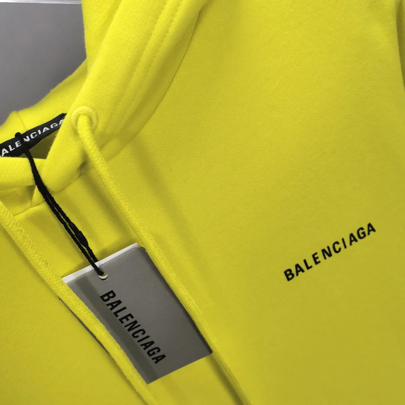 The top tested version of BALENCIAGA with large LOGO basic letters on the back, pure cotton loose fit for male and female couples, the same fashion brand high-end hooded sweatshirt. The god of simplicity in Paris, a volume sought after by many stars. Lisa’s favorite basic short-sleeved Paris style, which has a very high appearance rate. Wear alone, paired with jeans, shorts, and sweatpants, it's a versatile style. Xiaohongshu, a hot item on INS, a must-have for Paris fans.  The printing uses white glue as a base, coupled with Kornit direct injection, which ensures the anchorage of the printing and machine washing without any pressure. However, everyone should pay attention to something. The printing of this model is not thick glue, and the printing surface is not shiny. Please pay attention to the importance of version. Don't make a pattern based on the pictures. If you don't have the original version, you won't be able to make it look one to one like the original version. At most, you can just make a look. It's just a piece of clothing without a soul. The fabric is made of 480g combed cotton terry fabric, and the threads and fabric are custom-woven and dyed in the same style, with no color difference.  A complete set of customized tags, collar tags, washed, plastic bags, and most importantly, a complete set of bags, tag codes, and codes are all authentic.  Color: Lemon Yellow Size: XS-L P:450