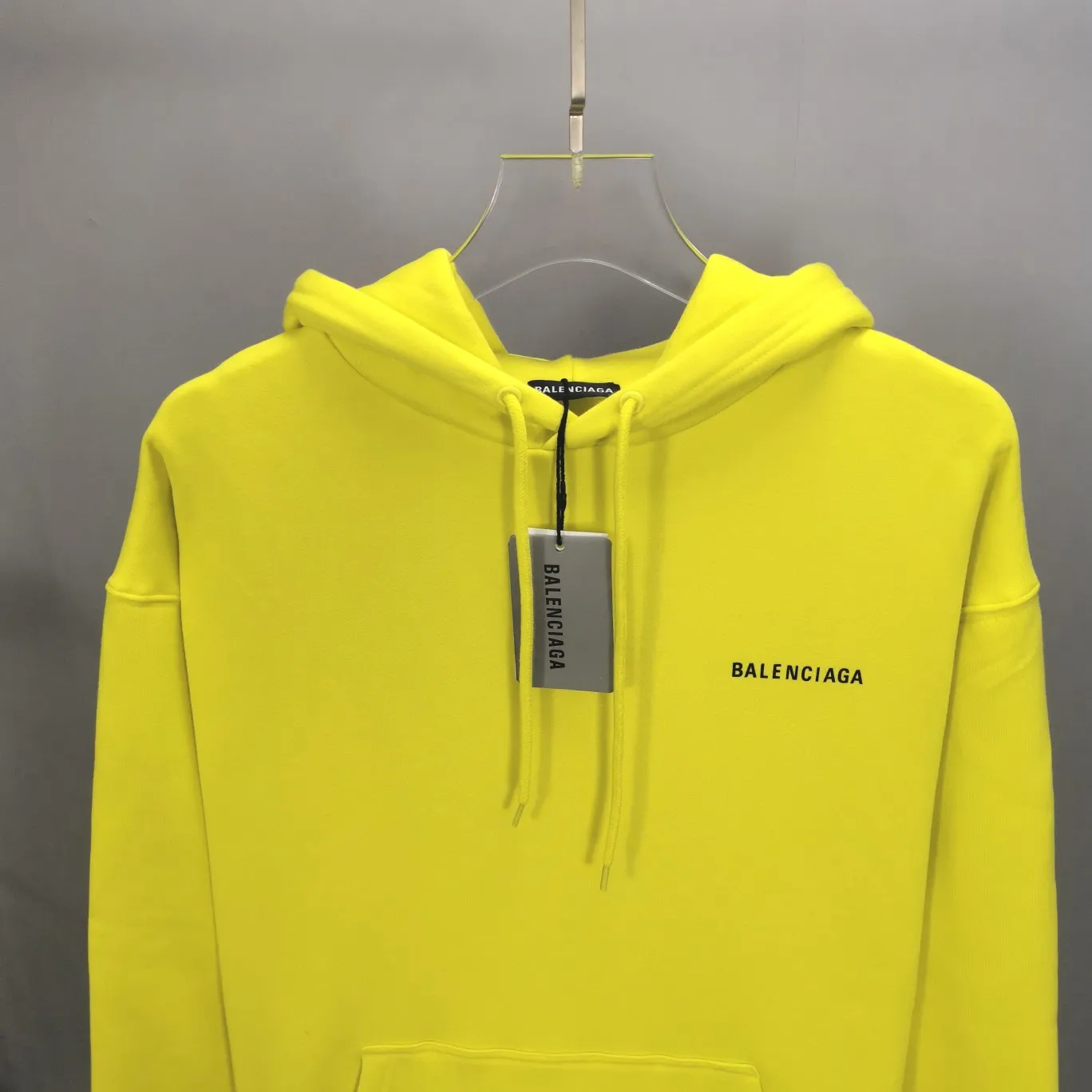 The top tested version of BALENCIAGA with large LOGO basic letters on the back, pure cotton loose fit for male and female couples, the same fashion brand high-end hooded sweatshirt. The god of simplicity in Paris, a volume sought after by many stars. Lisa’s favorite basic short-sleeved Paris style, which has a very high appearance rate. Wear alone, paired with jeans, shorts, and sweatpants, it's a versatile style. Xiaohongshu, a hot item on INS, a must-have for Paris fans.  The printing uses white glue as a base, coupled with Kornit direct injection, which ensures the anchorage of the printing and machine washing without any pressure. However, everyone should pay attention to something. The printing of this model is not thick glue, and the printing surface is not shiny. Please pay attention to the importance of version. Don't make a pattern based on the pictures. If you don't have the original version, you won't be able to make it look one to one like the original version. At most, you can just make a look. It's just a piece of clothing without a soul. The fabric is made of 480g combed cotton terry fabric, and the threads and fabric are custom-woven and dyed in the same style, with no color difference.  A complete set of customized tags, collar tags, washed, plastic bags, and most importantly, a complete set of bags, tag codes, and codes are all authentic.  Color: Lemon Yellow Size: XS-L P:450