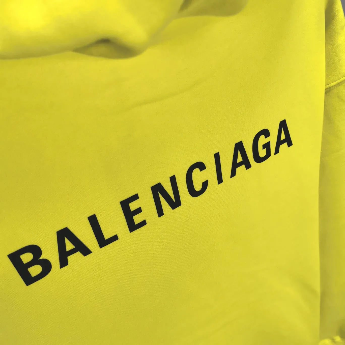 The top tested version of BALENCIAGA with large LOGO basic letters on the back, pure cotton loose fit for male and female couples, the same fashion brand high-end hooded sweatshirt. The god of simplicity in Paris, a volume sought after by many stars. Lisa’s favorite basic short-sleeved Paris style, which has a very high appearance rate. Wear alone, paired with jeans, shorts, and sweatpants, it's a versatile style. Xiaohongshu, a hot item on INS, a must-have for Paris fans.  The printing uses white glue as a base, coupled with Kornit direct injection, which ensures the anchorage of the printing and machine washing without any pressure. However, everyone should pay attention to something. The printing of this model is not thick glue, and the printing surface is not shiny. Please pay attention to the importance of version. Don't make a pattern based on the pictures. If you don't have the original version, you won't be able to make it look one to one like the original version. At most, you can just make a look. It's just a piece of clothing without a soul. The fabric is made of 480g combed cotton terry fabric, and the threads and fabric are custom-woven and dyed in the same style, with no color difference.  A complete set of customized tags, collar tags, washed, plastic bags, and most importantly, a complete set of bags, tag codes, and codes are all authentic.  Color: Lemon Yellow Size: XS-L P:450