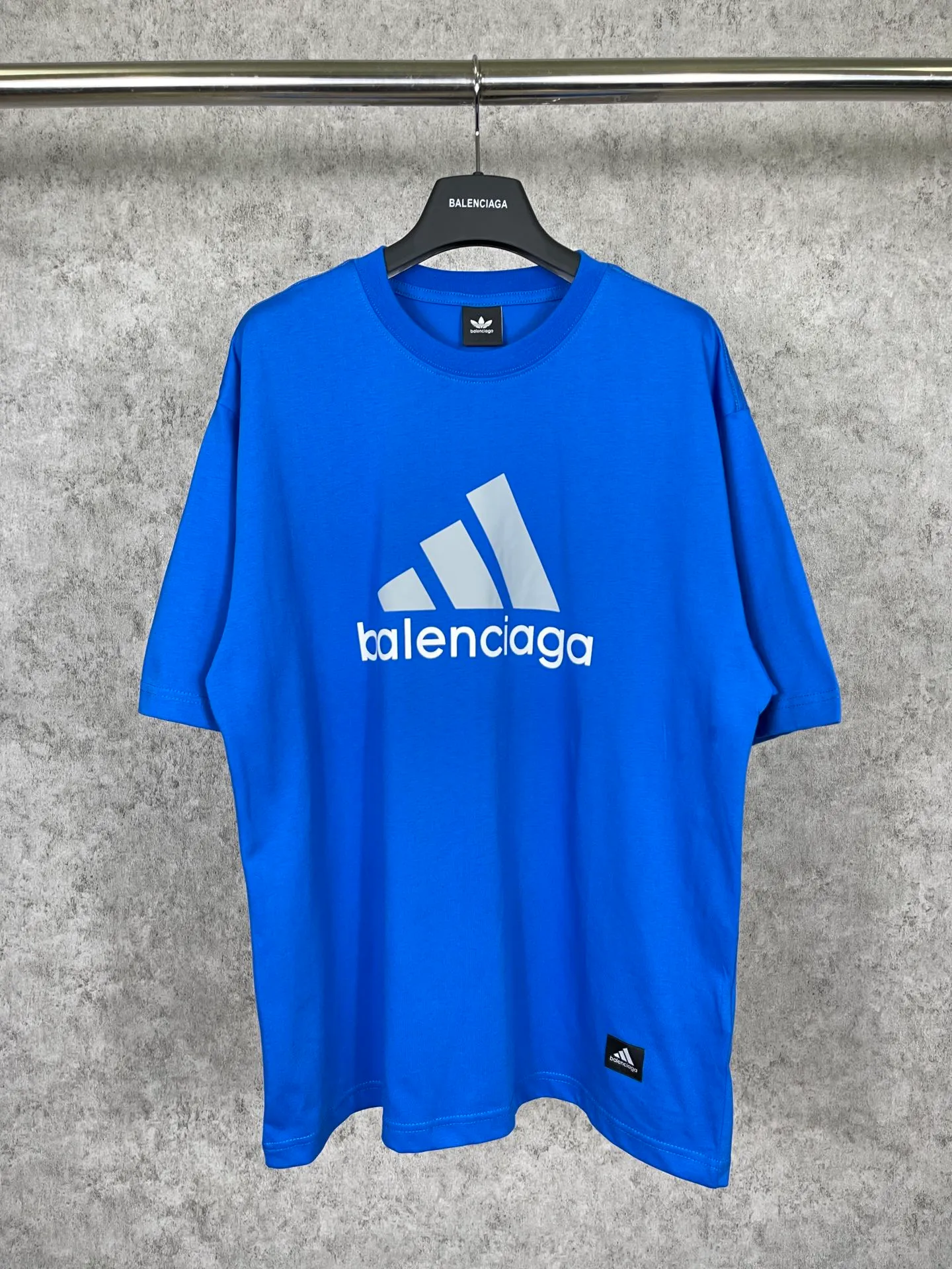 🅿️174 Actual pictures [Top version. Official website quality] BALENCI*GA/Paris co-branded Adidas front classic LOGO combination printed short-sleeved T-shirt# The fabric is made of Paris ZP custom-woven and dyed cotton double yarn. Weighing 260 grams, the cloth surface is clean. The cloth pattern is clear, soft and comfortable. The color fastness is good. It is not easy to change color. The threads are dyed with no color difference. The classic letter LOGO printing uses imported glue. The effect is three-dimensional and has no burrs. It is produced according to the pictures in the Jubie market. Welcome to compare. Restored brick cabinets. The version adopts OS loose shoulder design. Same style for men and women. Code: BL223076 Color: black, white, red, turquoise, sapphire blue Size: XS to L