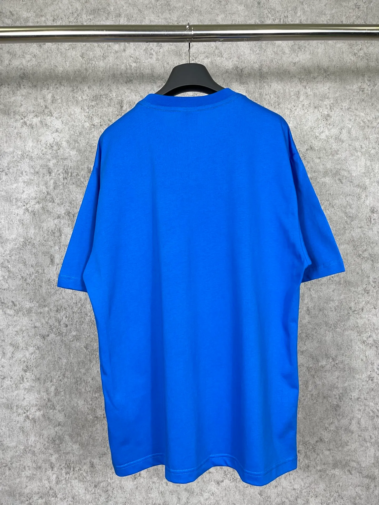 🅿️174 Actual pictures [Top version. Official website quality] BALENCI*GA/Paris co-branded Adidas front classic LOGO combination printed short-sleeved T-shirt# The fabric is made of Paris ZP custom-woven and dyed cotton double yarn. Weighing 260 grams, the cloth surface is clean. The cloth pattern is clear, soft and comfortable. The color fastness is good. It is not easy to change color. The threads are dyed with no color difference. The classic letter LOGO printing uses imported glue. The effect is three-dimensional and has no burrs. It is produced according to the pictures in the Jubie market. Welcome to compare. Restored brick cabinets. The version adopts OS loose shoulder design. Same style for men and women. Code: BL223076 Color: black, white, red, turquoise, sapphire blue Size: XS to L