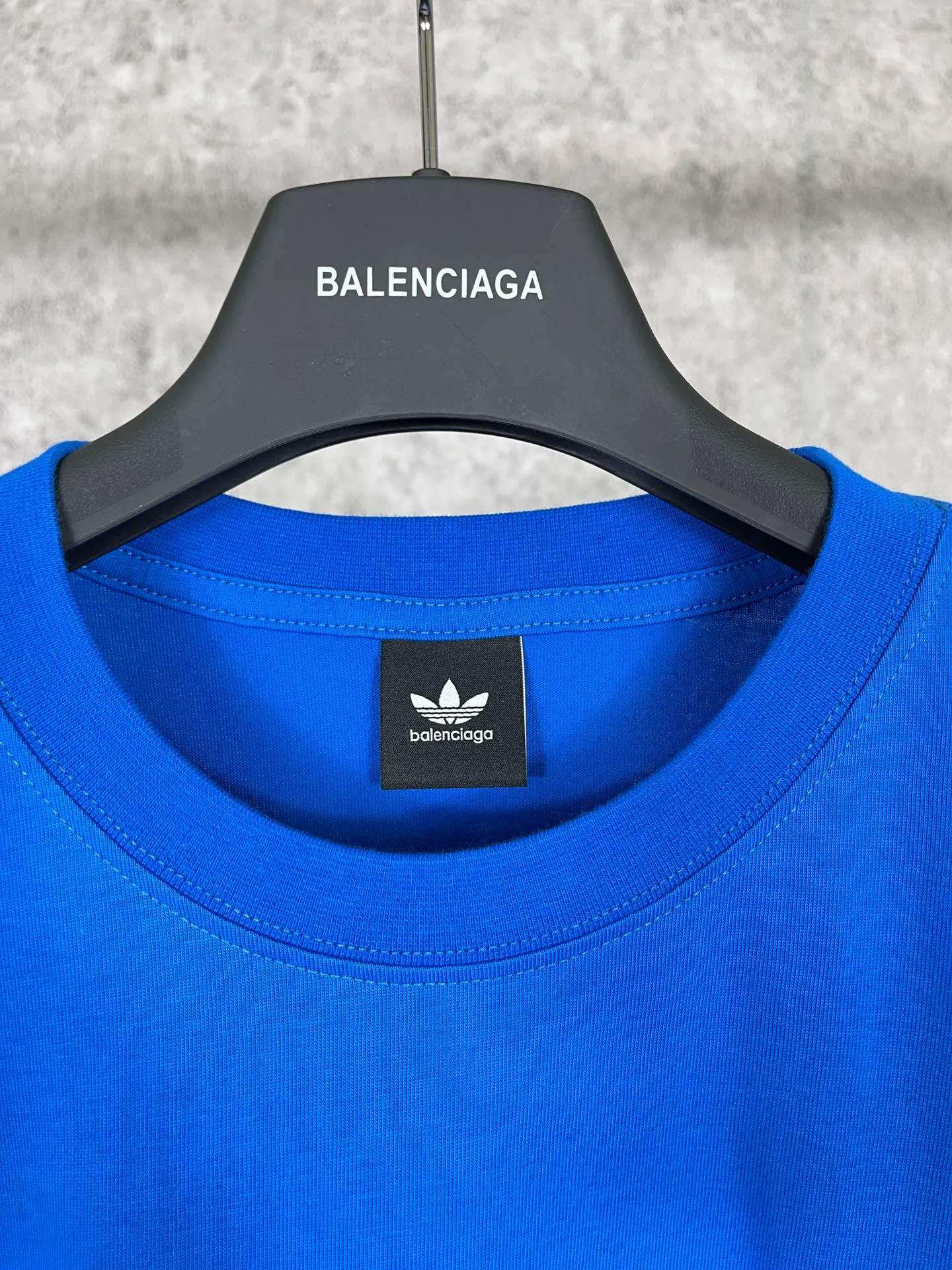 🅿️174 Actual pictures [Top version. Official website quality] BALENCI*GA/Paris co-branded Adidas front classic LOGO combination printed short-sleeved T-shirt# The fabric is made of Paris ZP custom-woven and dyed cotton double yarn. Weighing 260 grams, the cloth surface is clean. The cloth pattern is clear, soft and comfortable. The color fastness is good. It is not easy to change color. The threads are dyed with no color difference. The classic letter LOGO printing uses imported glue. The effect is three-dimensional and has no burrs. It is produced according to the pictures in the Jubie market. Welcome to compare. Restored brick cabinets. The version adopts OS loose shoulder design. Same style for men and women. Code: BL223076 Color: black, white, red, turquoise, sapphire blue Size: XS to L