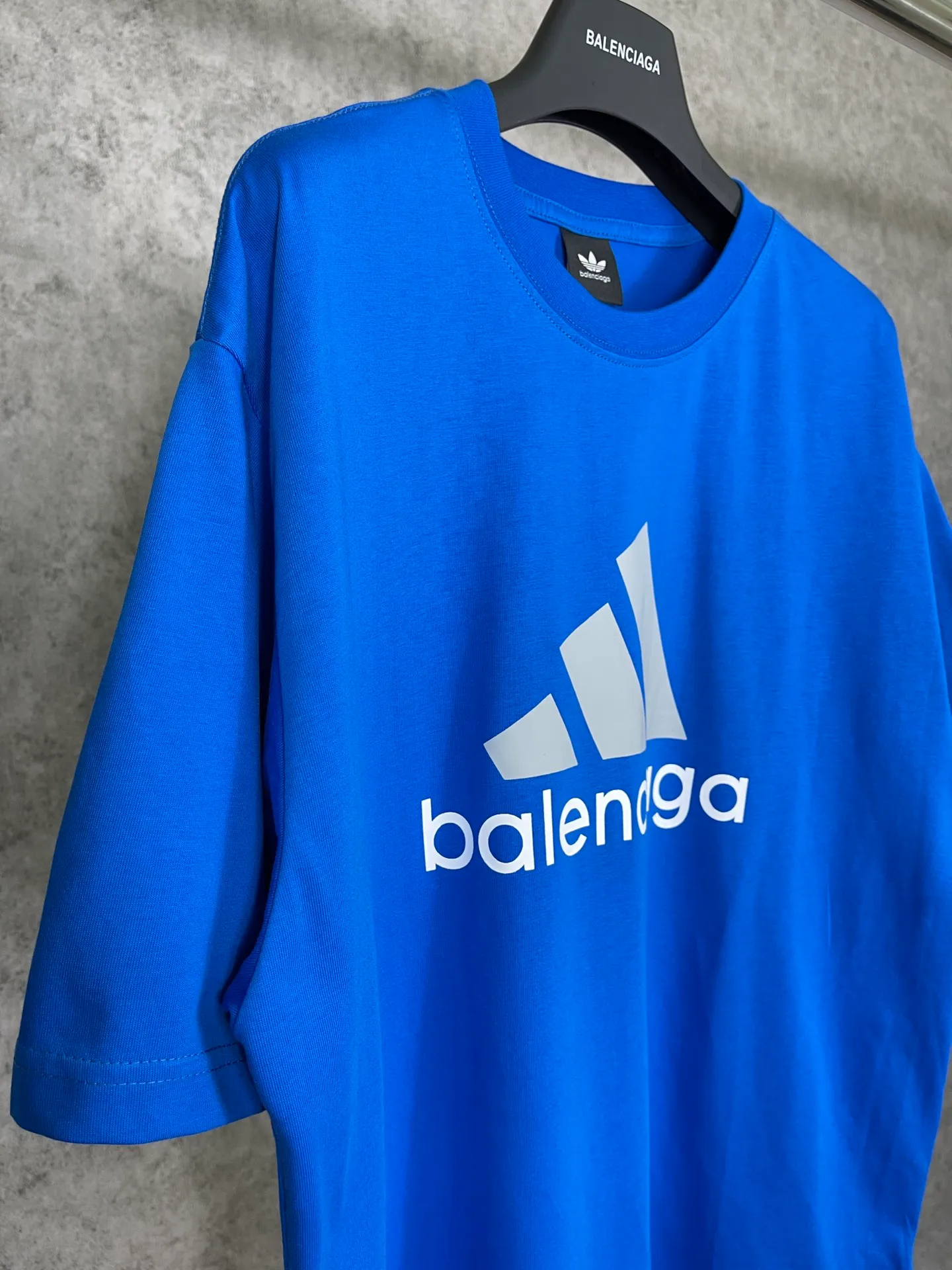 🅿️174 Actual pictures [Top version. Official website quality] BALENCI*GA/Paris co-branded Adidas front classic LOGO combination printed short-sleeved T-shirt# The fabric is made of Paris ZP custom-woven and dyed cotton double yarn. Weighing 260 grams, the cloth surface is clean. The cloth pattern is clear, soft and comfortable. The color fastness is good. It is not easy to change color. The threads are dyed with no color difference. The classic letter LOGO printing uses imported glue. The effect is three-dimensional and has no burrs. It is produced according to the pictures in the Jubie market. Welcome to compare. Restored brick cabinets. The version adopts OS loose shoulder design. Same style for men and women. Code: BL223076 Color: black, white, red, turquoise, sapphire blue Size: XS to L