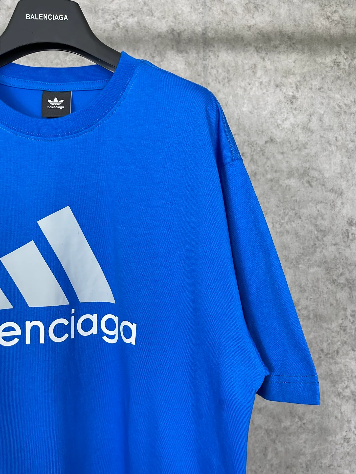🅿️174 Actual pictures [Top version. Official website quality] BALENCI*GA/Paris co-branded Adidas front classic LOGO combination printed short-sleeved T-shirt# The fabric is made of Paris ZP custom-woven and dyed cotton double yarn. Weighing 260 grams, the cloth surface is clean. The cloth pattern is clear, soft and comfortable. The color fastness is good. It is not easy to change color. The threads are dyed with no color difference. The classic letter LOGO printing uses imported glue. The effect is three-dimensional and has no burrs. It is produced according to the pictures in the Jubie market. Welcome to compare. Restored brick cabinets. The version adopts OS loose shoulder design. Same style for men and women. Code: BL223076 Color: black, white, red, turquoise, sapphire blue Size: XS to L