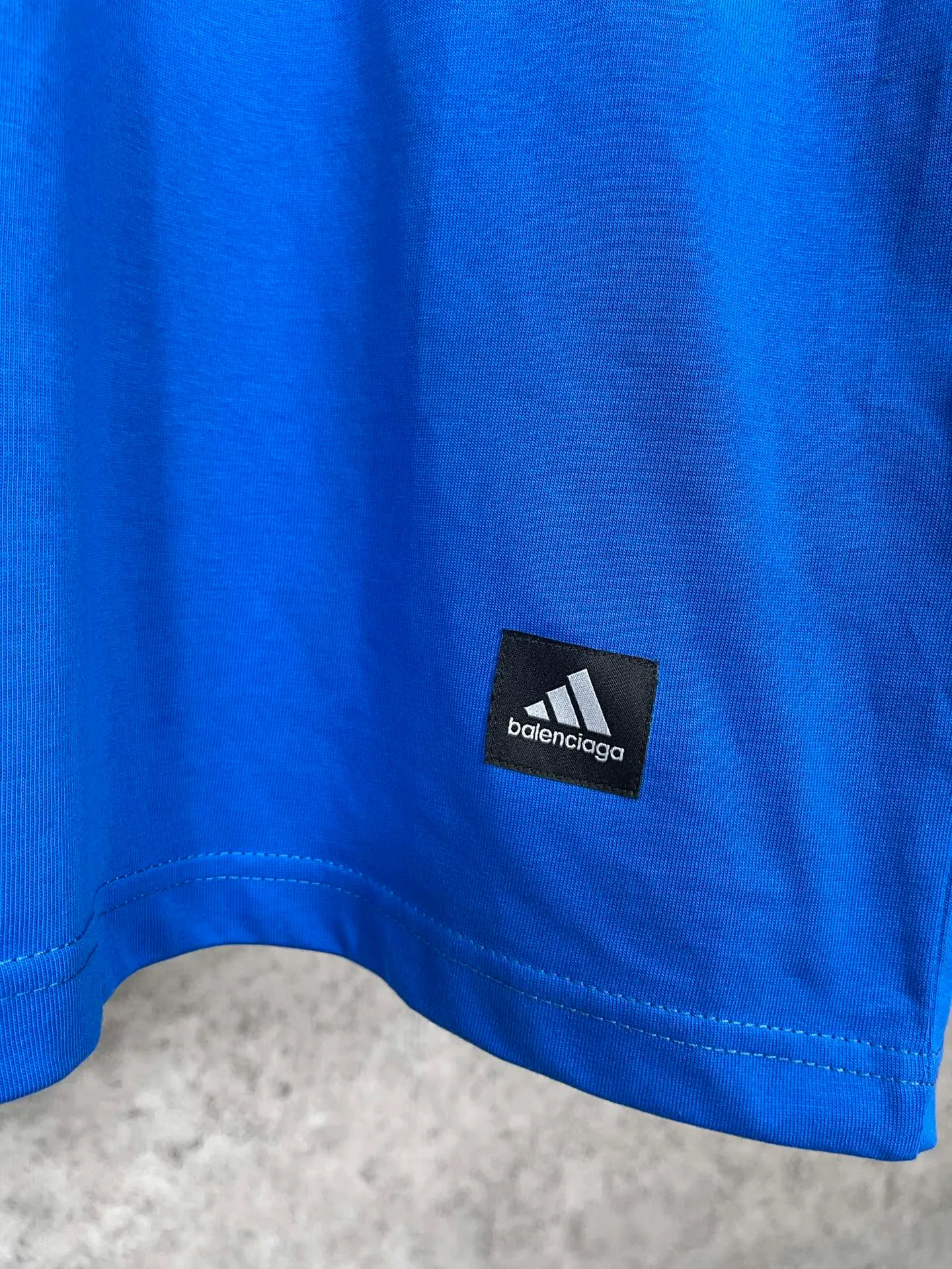 🅿️174 Actual pictures [Top version. Official website quality] BALENCI*GA/Paris co-branded Adidas front classic LOGO combination printed short-sleeved T-shirt# The fabric is made of Paris ZP custom-woven and dyed cotton double yarn. Weighing 260 grams, the cloth surface is clean. The cloth pattern is clear, soft and comfortable. The color fastness is good. It is not easy to change color. The threads are dyed with no color difference. The classic letter LOGO printing uses imported glue. The effect is three-dimensional and has no burrs. It is produced according to the pictures in the Jubie market. Welcome to compare. Restored brick cabinets. The version adopts OS loose shoulder design. Same style for men and women. Code: BL223076 Color: black, white, red, turquoise, sapphire blue Size: XS to L