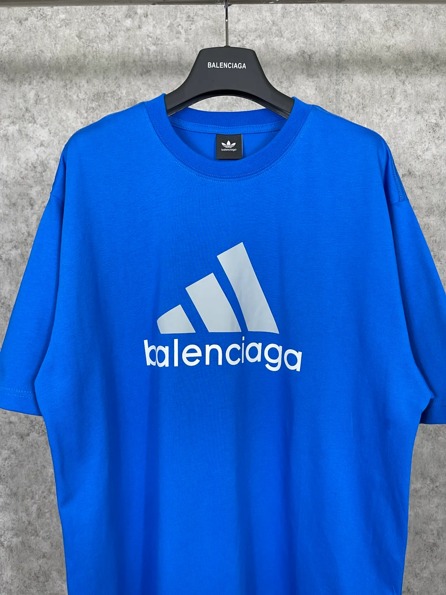 🅿️174 Actual pictures [Top version. Official website quality] BALENCI*GA/Paris co-branded Adidas front classic LOGO combination printed short-sleeved T-shirt# The fabric is made of Paris ZP custom-woven and dyed cotton double yarn. Weighing 260 grams, the cloth surface is clean. The cloth pattern is clear, soft and comfortable. The color fastness is good. It is not easy to change color. The threads are dyed with no color difference. The classic letter LOGO printing uses imported glue. The effect is three-dimensional and has no burrs. It is produced according to the pictures in the Jubie market. Welcome to compare. Restored brick cabinets. The version adopts OS loose shoulder design. Same style for men and women. Code: BL223076 Color: black, white, red, turquoise, sapphire blue Size: XS to L