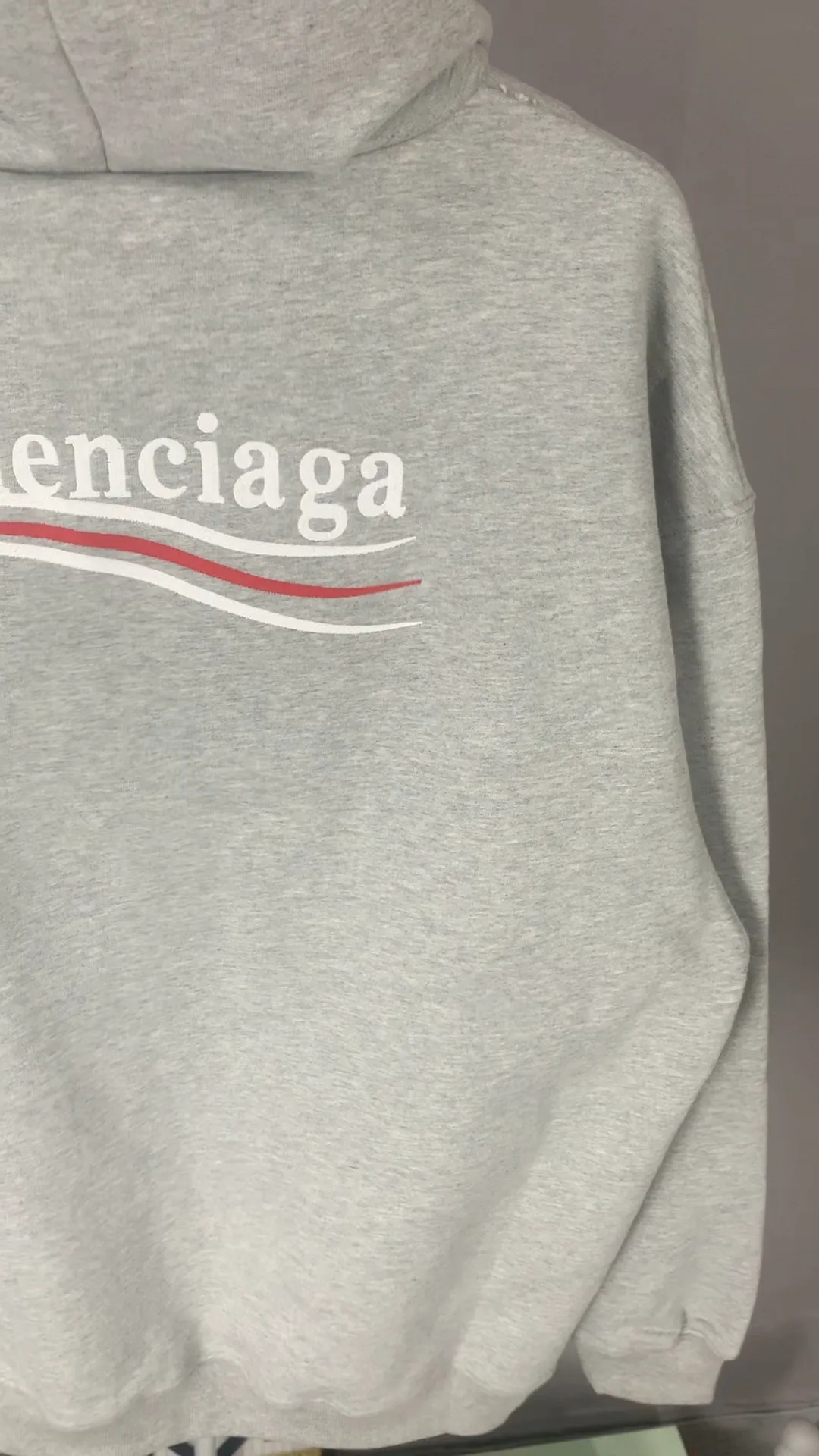 Real shot of the video - the top tested version of Balenciaga's BALENCIAGA Cola Mailang embroidered printed men's and women's couple stars' same style autumn and winter pure cotton hoodies and hooded sweatshirts. Available in three colors, ensuring the same fabric as the original version, without color difference! Customized dyeing in a package! INS, Xiaohongshu’s popular style, classics that never fade away! The king of orders in Spain, the fried chicken is highly recommended! 480% pure cotton terry fabric, comfortable and warm! Full of drape! The printing uses Tajima embroidery machine imported from Japan, which is known as the fighter among embroidery machines. The embroidery is meticulous, with no threads or skipped threads, the printing and embroidery are full and fine, and the letter spacing is consistent with ZP! Wearing it gives you full confidence and peace of mind! The labels and washes are all correct! On behalf of G at the same level! Consistent packaging at the counter! Size: XS-L Color: Purple light gray white gray P:450