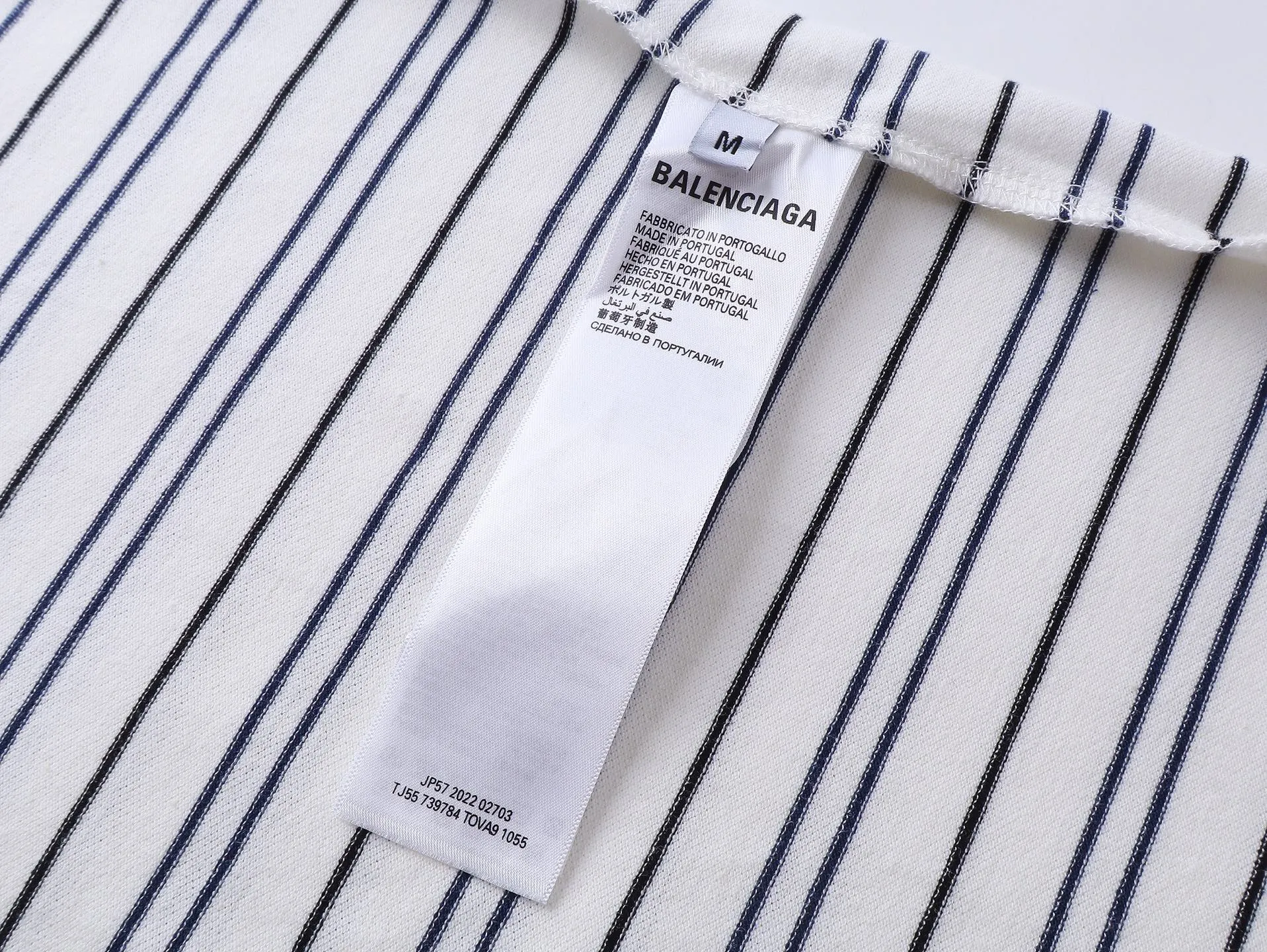 🅿️220 real photos [Top version. Official website quality] BALENCI*GA/Paris #2025 new simple striped chest embroidered POLO shirt, full of design, seamless side strips, heavy production.  Welcome to compare. The fabric is made of Paris ZP custom-woven and dyed cotton pique, with a weight of 260 grams. The cloth surface is clean. The cloth pattern is clear, soft and comfortable. The threads are woven and dyed with no color difference. The embroidered LOGO is embroidered using imported Tajima embroidery machine. The effect is three-dimensional. Restore brick cabinet, adopt OS loose shoulder style. Same style for men and women. Code: BL252206 Color: blue, white Size: XS S M L