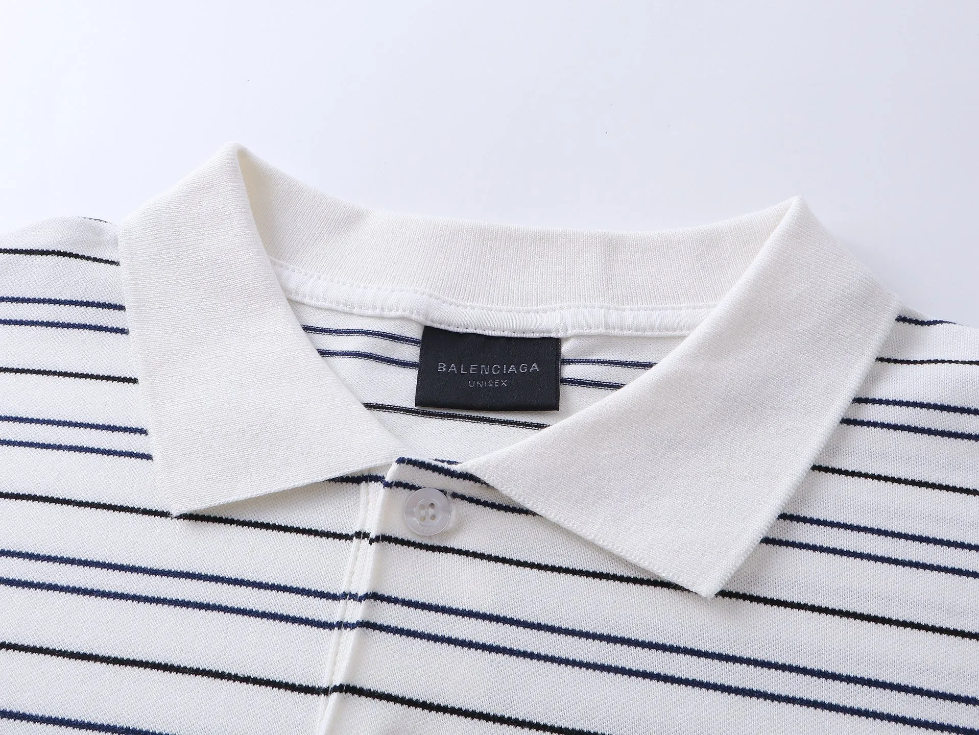 🅿️220 real photos [Top version. Official website quality] BALENCI*GA/Paris #2025 new simple striped chest embroidered POLO shirt, full of design, seamless side strips, heavy production.  Welcome to compare. The fabric is made of Paris ZP custom-woven and dyed cotton pique, with a weight of 260 grams. The cloth surface is clean. The cloth pattern is clear, soft and comfortable. The threads are woven and dyed with no color difference. The embroidered LOGO is embroidered using imported Tajima embroidery machine. The effect is three-dimensional. Restore brick cabinet, adopt OS loose shoulder style. Same style for men and women. Code: BL252206 Color: blue, white Size: XS S M L