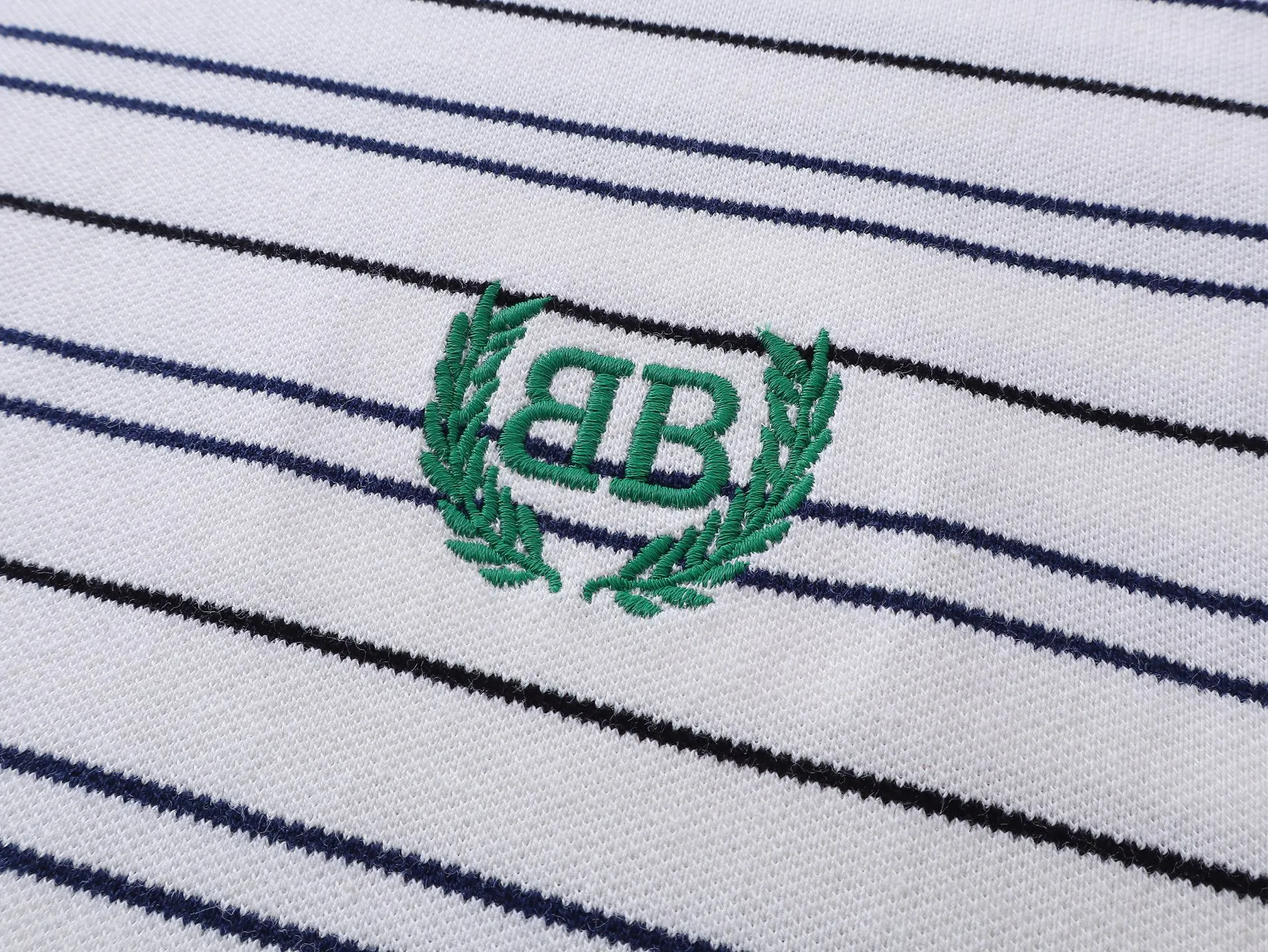 🅿️220 real photos [Top version. Official website quality] BALENCI*GA/Paris #2025 new simple striped chest embroidered POLO shirt, full of design, seamless side strips, heavy production.  Welcome to compare. The fabric is made of Paris ZP custom-woven and dyed cotton pique, with a weight of 260 grams. The cloth surface is clean. The cloth pattern is clear, soft and comfortable. The threads are woven and dyed with no color difference. The embroidered LOGO is embroidered using imported Tajima embroidery machine. The effect is three-dimensional. Restore brick cabinet, adopt OS loose shoulder style. Same style for men and women. Code: BL252206 Color: blue, white Size: XS S M L