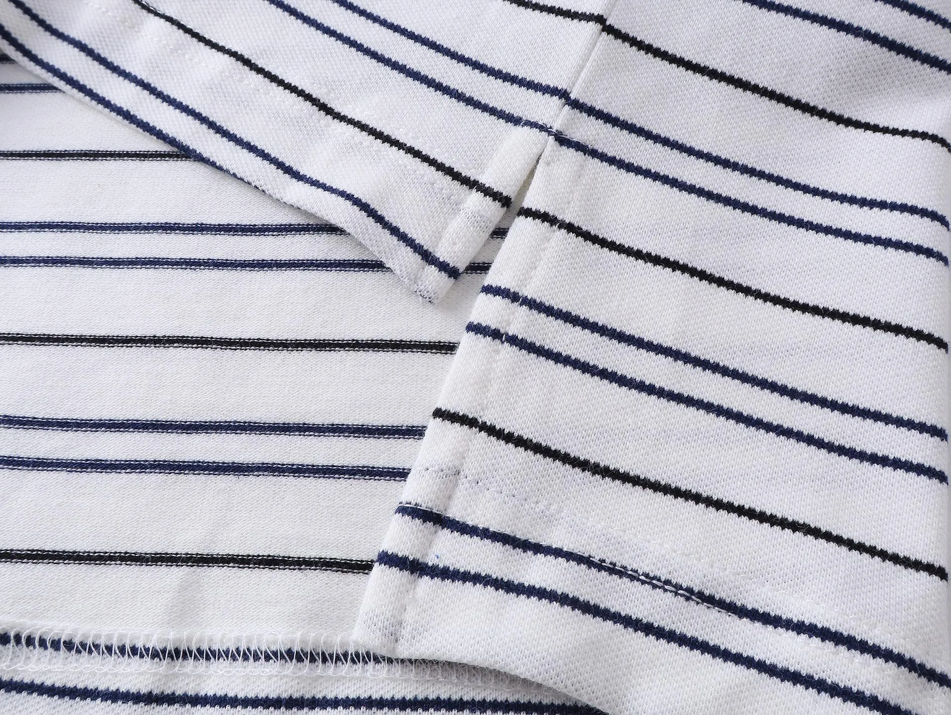 🅿️220 real photos [Top version. Official website quality] BALENCI*GA/Paris #2025 new simple striped chest embroidered POLO shirt, full of design, seamless side strips, heavy production.  Welcome to compare. The fabric is made of Paris ZP custom-woven and dyed cotton pique, with a weight of 260 grams. The cloth surface is clean. The cloth pattern is clear, soft and comfortable. The threads are woven and dyed with no color difference. The embroidered LOGO is embroidered using imported Tajima embroidery machine. The effect is three-dimensional. Restore brick cabinet, adopt OS loose shoulder style. Same style for men and women. Code: BL252206 Color: blue, white Size: XS S M L